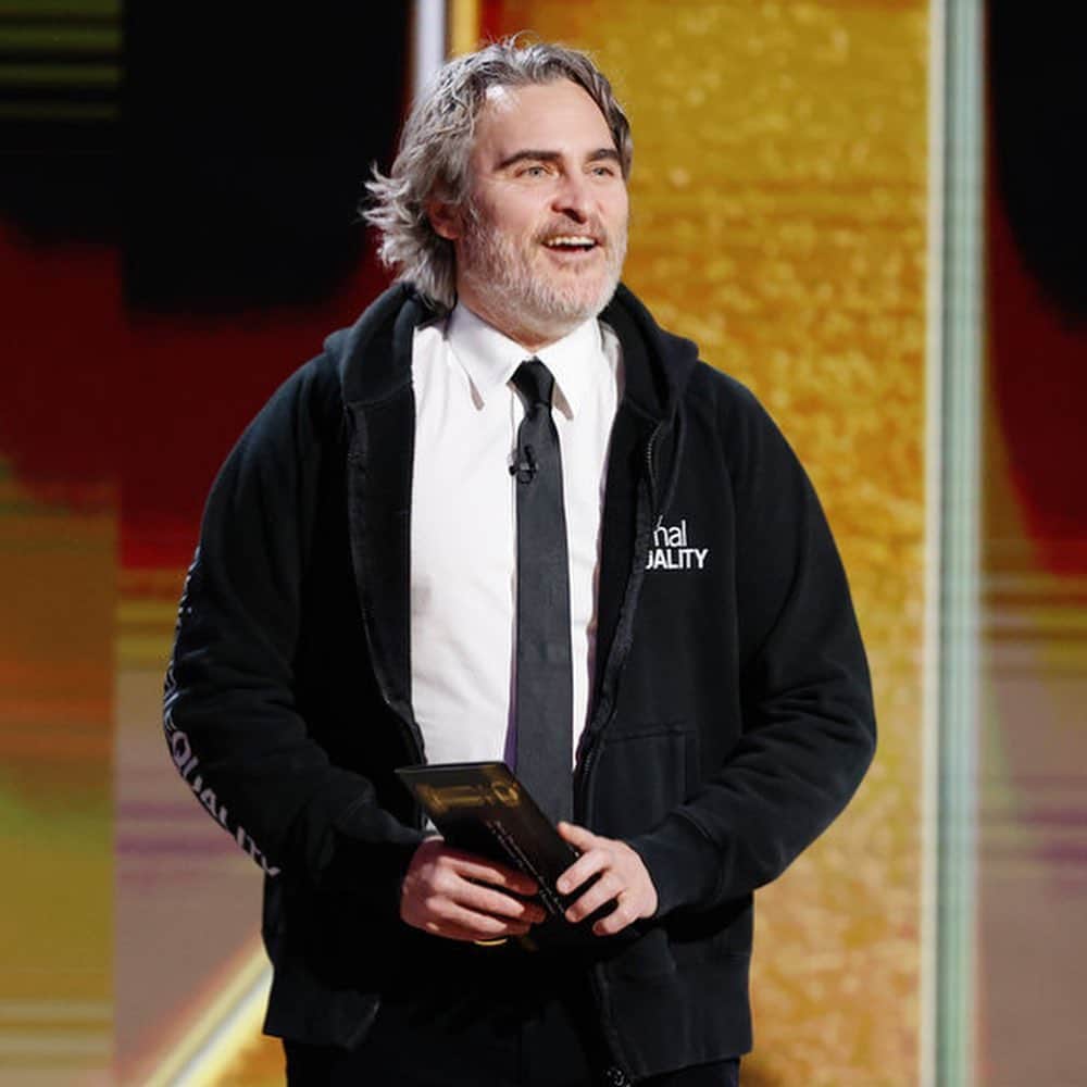 Just Jaredさんのインスタグラム写真 - (Just JaredInstagram)「#JoaquinPhoenix presents @andradaymusic with Best Actress in a Drama Film at the @goldenglobes ceremony.  He wore a message on the sleeve of his hoodie - ANIMAL EQUALITY!  #GoldenGlobes #Globes Photos: NBC」3月1日 14時02分 - justjared