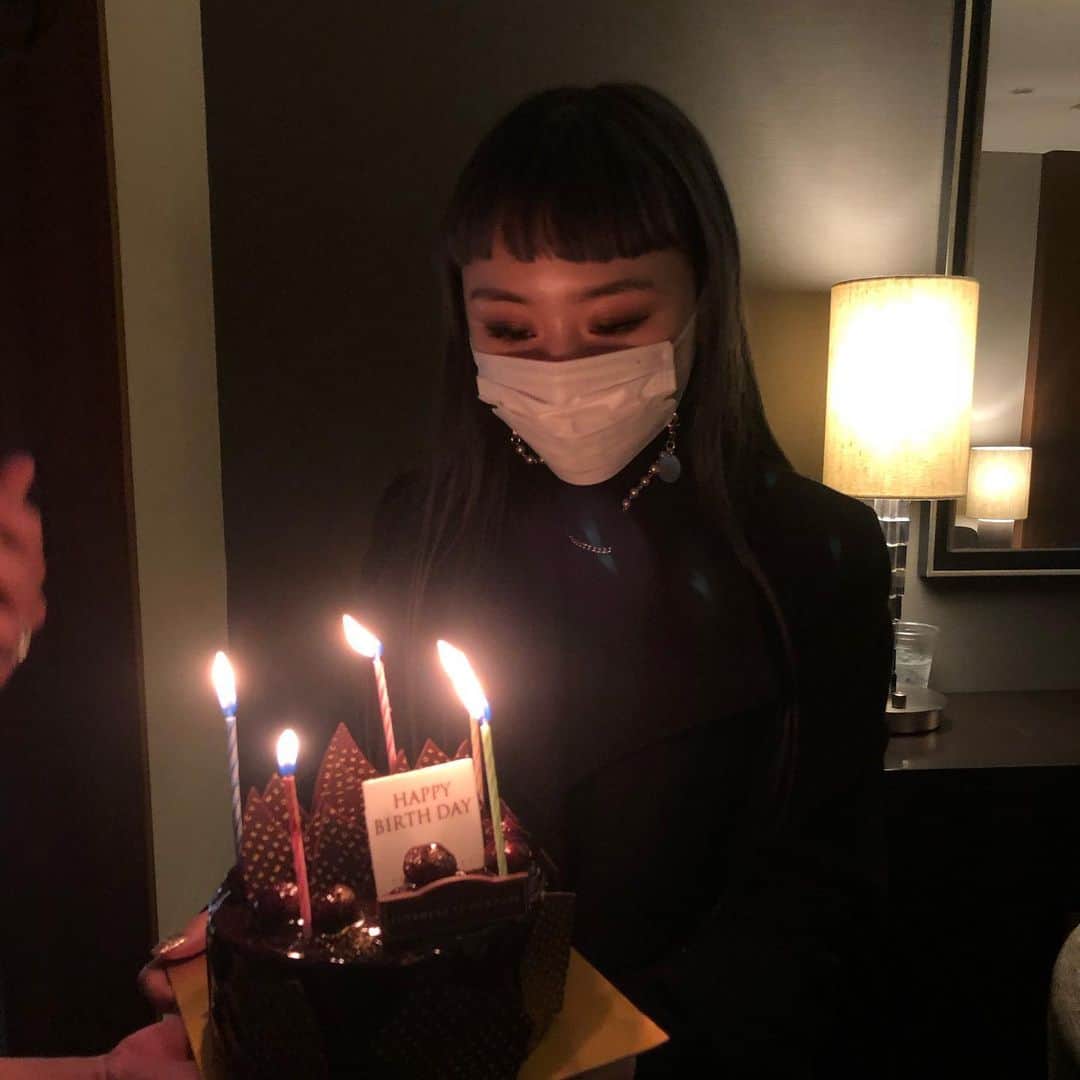 aoiのインスタグラム：「27歳になりましたー！ フライングでみんなにお祝いしてもらい幸せです🥰いつもありがとー！いい歳なので落ち着きのあるお姉さんを目指してがんばります…」