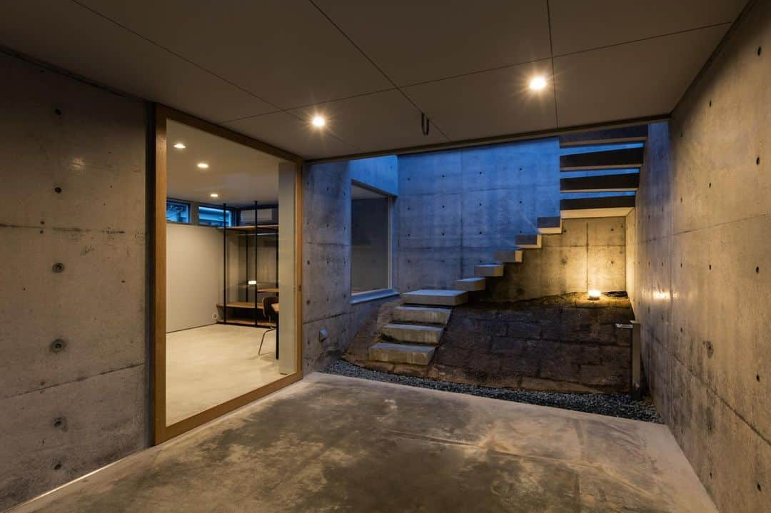 Horibe Associates co., ltd. さんのインスタグラム写真 - (Horibe Associates co., ltd. Instagram)「・ Garage House in Kawagoe  more⇨@horibeassociates  愛車マセラティシャマル を収容するガレージハウスをご希望されたご主人と  愛犬との静かな生活をご希望された奥様のご要望を叶えた  RC木混構造2階建ての中庭型住居  photo @yoheisasakura   #architecture#architect#architecturephoto#architecturephotografy#シャマル#マセラティ#マセラティシャマル#architettura#Kiếntrúc#arquitectura#Architektur#Arkitekture#architexture #マイホーム記録#マイホームメモ#ガレージハウス#maseratishamal#shamal#maserati」3月1日 14時02分 - horibeassociates