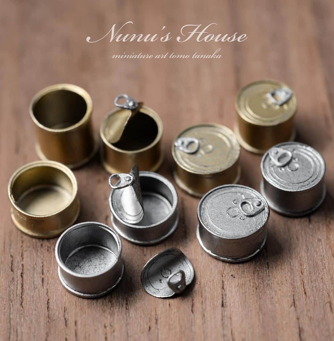 Nunu's Houseのインスタグラム：「✨ イージーオープンエンドの 丸の缶詰を作りました。 1/12サイズです🍅 大きさ比較は別投稿を ご確認ください。  #ミニチュア#缶詰 #miniature#田中智 #nunushouse」