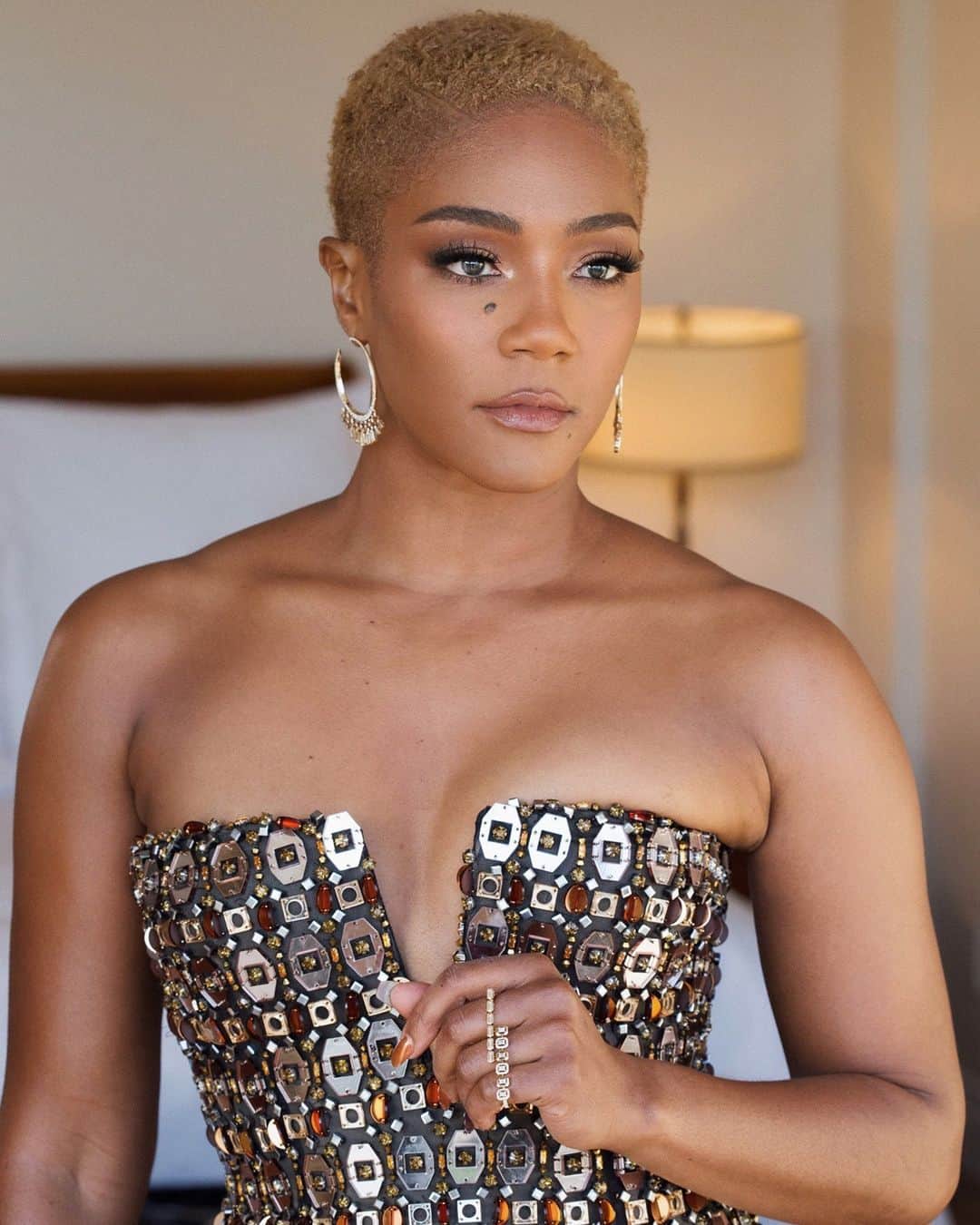 Vogue Beautyのインスタグラム：「@tiffanyhaddish has been rocking her elegant short cut since summer 2020, but when it came time to present at the 2021 #GoldenGlobes, she took the look to a whole new level. Tap the link in our bio for all the details about her new blonde hair, including every product used to create the look. Photo by @ernestocasillas」