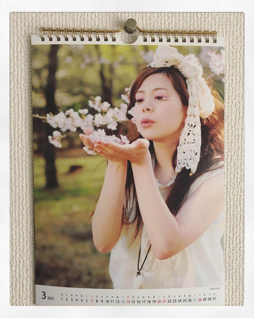 桜木梨奈のインスタグラム：「カレンダー捲りましたか？  3月の桜木カレンダーは、上京直前に高校の仲間と作品作りとして撮影した19歳の時のです🌸ｵｻﾅｲ照  恐いもの無しでしたね〜 今は恐さを色々覚えましたが(笑)  でも、3月には新年度への希望が湧いて気分が上がるのは、ずっと変わりません♪ 皆さんも、素敵な3月を(*^^*)💕」