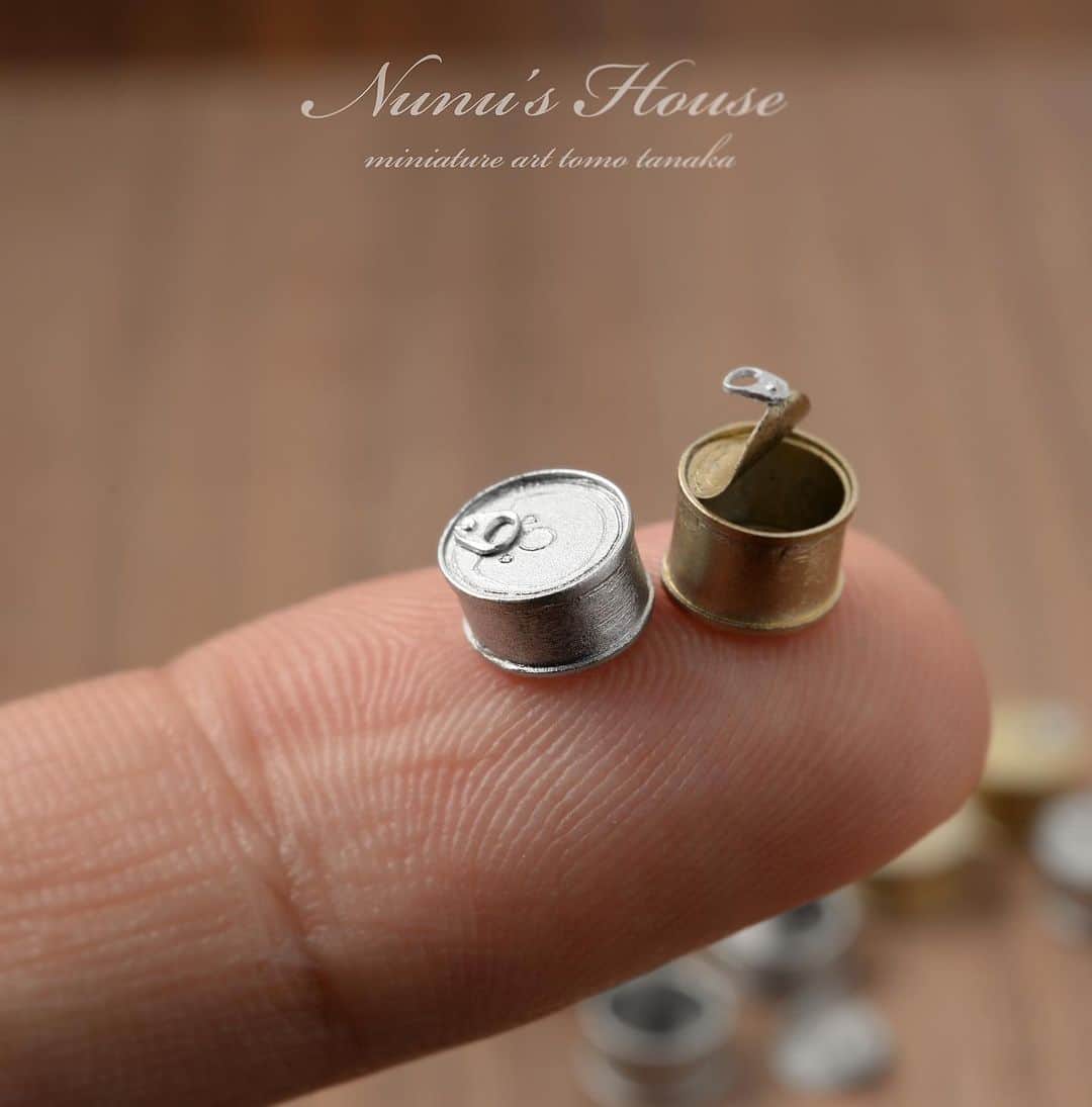 Nunu's Houseのインスタグラム：「✨ イージーオープンエンドの 丸の缶詰を作りました。 1/12サイズです🍅 ビジュアル写真は別投稿を ご確認ください。  #ミニチュア#缶詰 #miniature#田中智 #nunushouse」