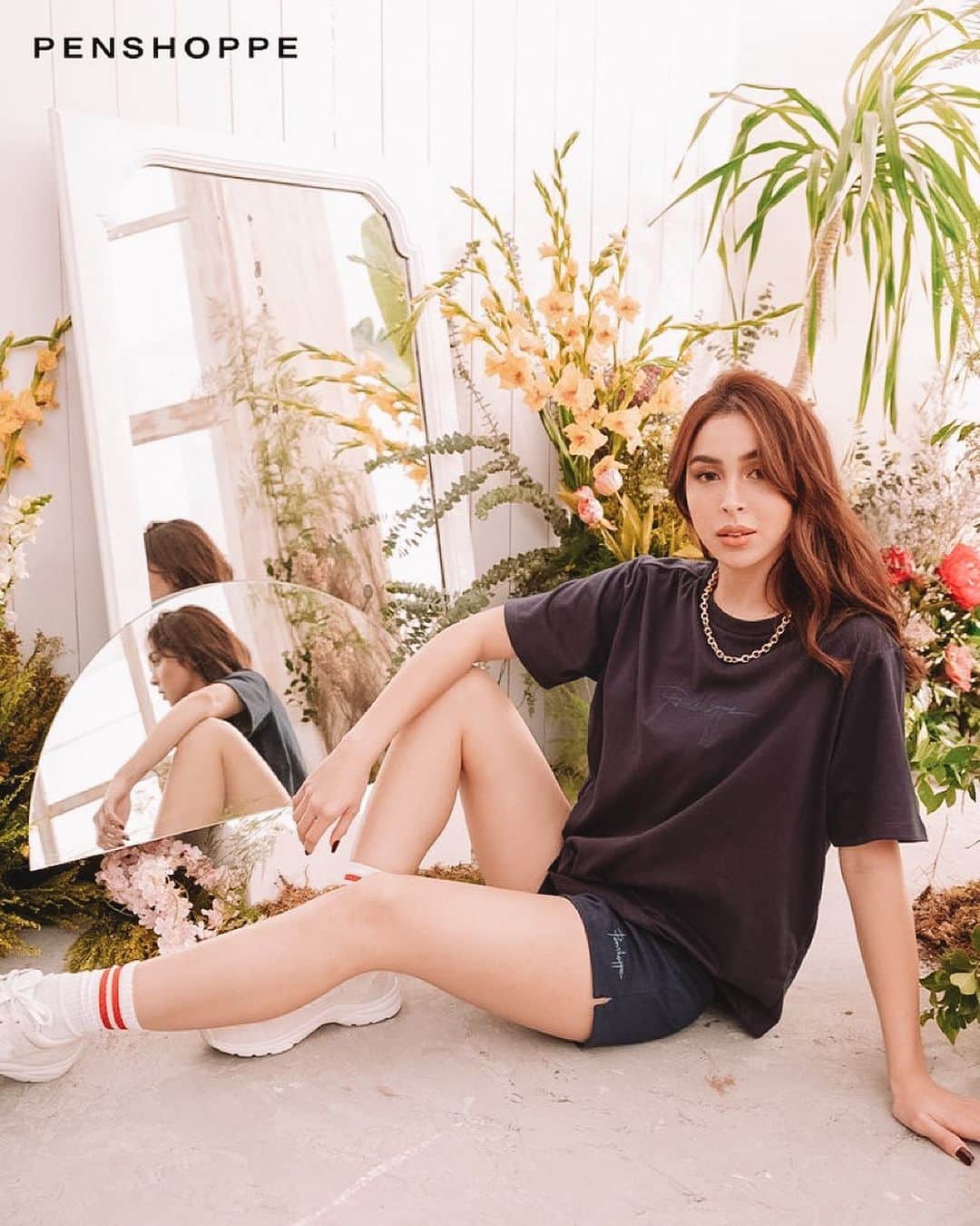 ジュリア バレットのインスタグラム：「Wearing the loungewear set of my dreams ✨  Loose Fit Tee P399 Lounge Shorts P499  Shop them here: bit.ly/PenshoppeLadiesApparel  #PENSHOPPEreset」