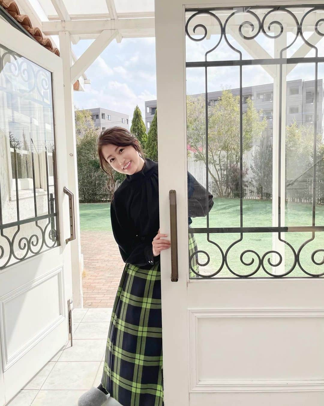 津田麻莉奈さんのインスタグラム写真 - (津田麻莉奈Instagram)「早起きして撮影🎥 カメラアシスタントさんに、 ひょっこりオフショットを撮ってもらいました📷😎  −−−−−−−−−−−−−−−−−−−−−−−−−−−−  #4時起き #そわそわして #寝れんやつ #無事起きられた #撮影 #ハウススタジオ #これは私服 #衣装はまだ秘密 #まりなる #津田麻莉奈」3月1日 14時23分 - tsudamarinal