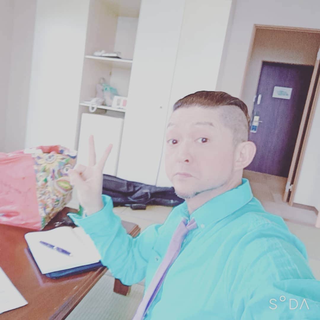 松本隆博のインスタグラム：「。 収録なう！ (^-^)(^-^)」