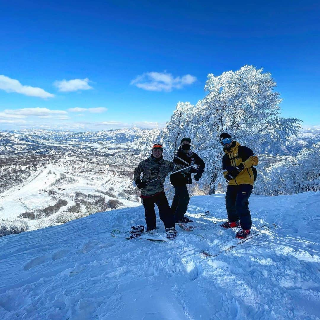 竹内択のインスタグラム：「愉快な仲間たち😂とスキー in Madarao⛷ #斑尾高原スキー場 #斑尾高原ホテル #madarao #iiyama #実は私 #飯山観光大使 #一度も仕事してません #😂 #テレマークスキー #telemarkski #ski #チームタク #teamtaku #ttselections #みんなチムタク #やぎざんまい #塚田陽亮 #takutakeuchi #竹内択」