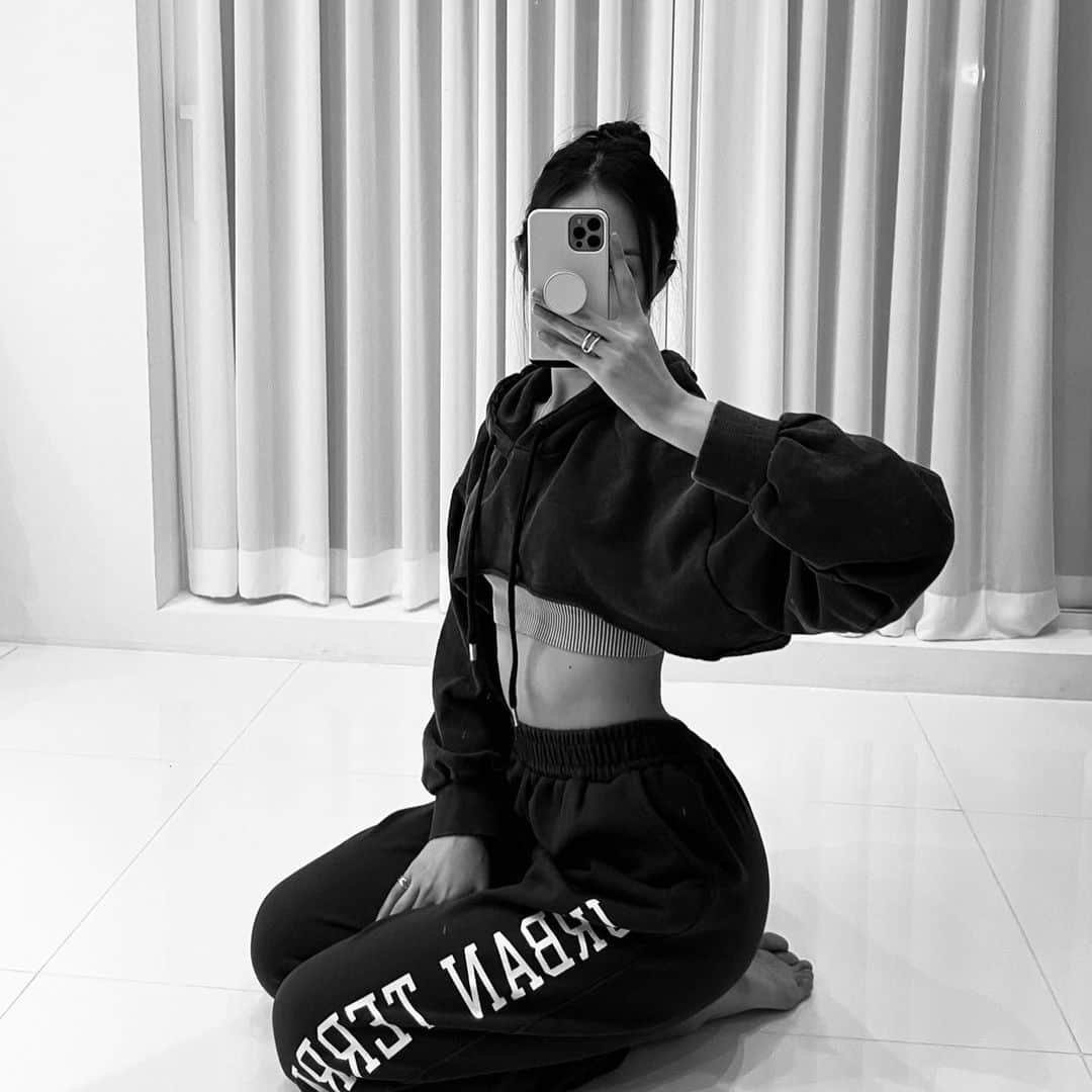 イユエリンのインスタグラム：「오늘은 왠지 힙해 보이고 싶은날‼️ 또 어떤날은 안꾸민듯 이지한 캐주얼함을 연출 하고 싶은 날‼️  정말~~스타일링 하기 나름인 후드탑과  말안해도 예쁜 어반 조거팬츠에요. 세트구성은 아니지만 이렇게 저렇게 매치해도 다 잘 어울리더라구요!! 후드탑과 조거는 모두 3color로 구성되고 모두다 free 사이즈 입니다. 이번주 업데이트 되요! 예쁘게 봐주세요🐒」