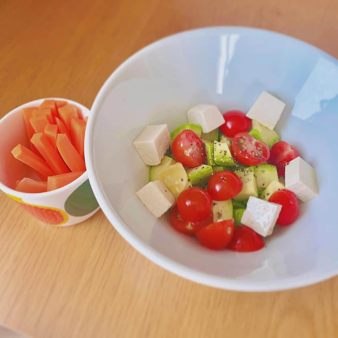 梶恵理子さんのインスタグラム写真 - (梶恵理子Instagram)「今日のヘルシー昼ごはん🥗  アボカド🥑トマト🍅 モッツェレラチーズに見せかけた木綿豆腐のサラダ✋🏻笑 (オリーブオイル、ごま油、薄口醤油を適当にちょびっとかけた)  にんじんスティック🥕 味噌だれ作ったんやけど写真撮るの忘れた🥲 クックパッド見てセブンイレブンの野菜スティックディップの作り方で ディップ作って食べたよ😚  ヘルシーやけどお腹いっぱい🙋🏻‍♀️  #ダイエット#ヘルシーメニュー#サラダ#簡単サラダ」3月1日 14時27分 - kajierimakeup