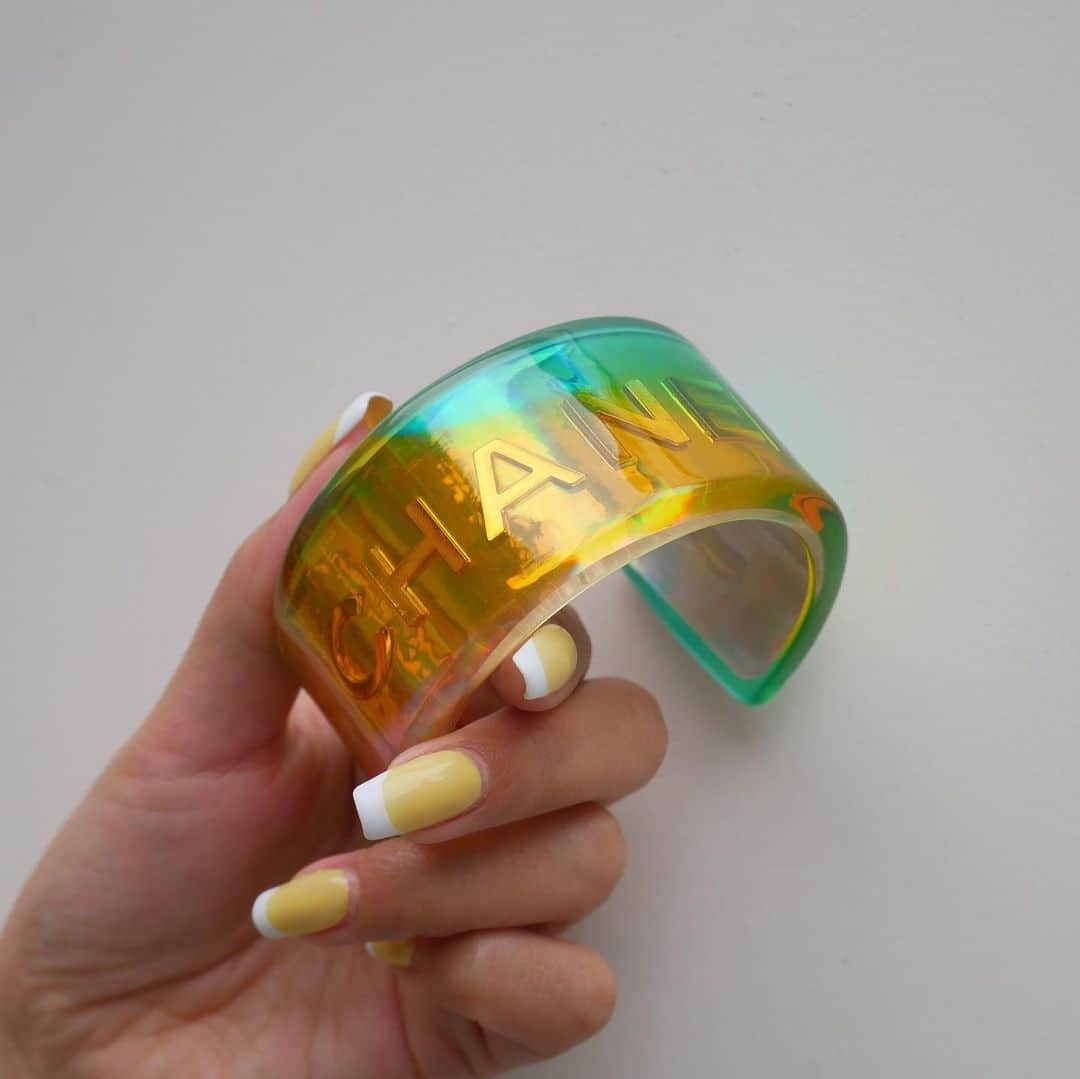 Vintage Brand Boutique AMOREさんのインスタグラム写真 - (Vintage Brand Boutique AMOREInstagram)「Vintage Hologram Bangle from 1997  Available online for purchase🛒 Search code:ao33553  ✈️Free Shipping Worldwide 📩DM for more info and pricing  ➡️info@amorevintagetokyo.com  #vintage #amorevintage #Authentic」3月1日 14時33分 - amore_tokyo