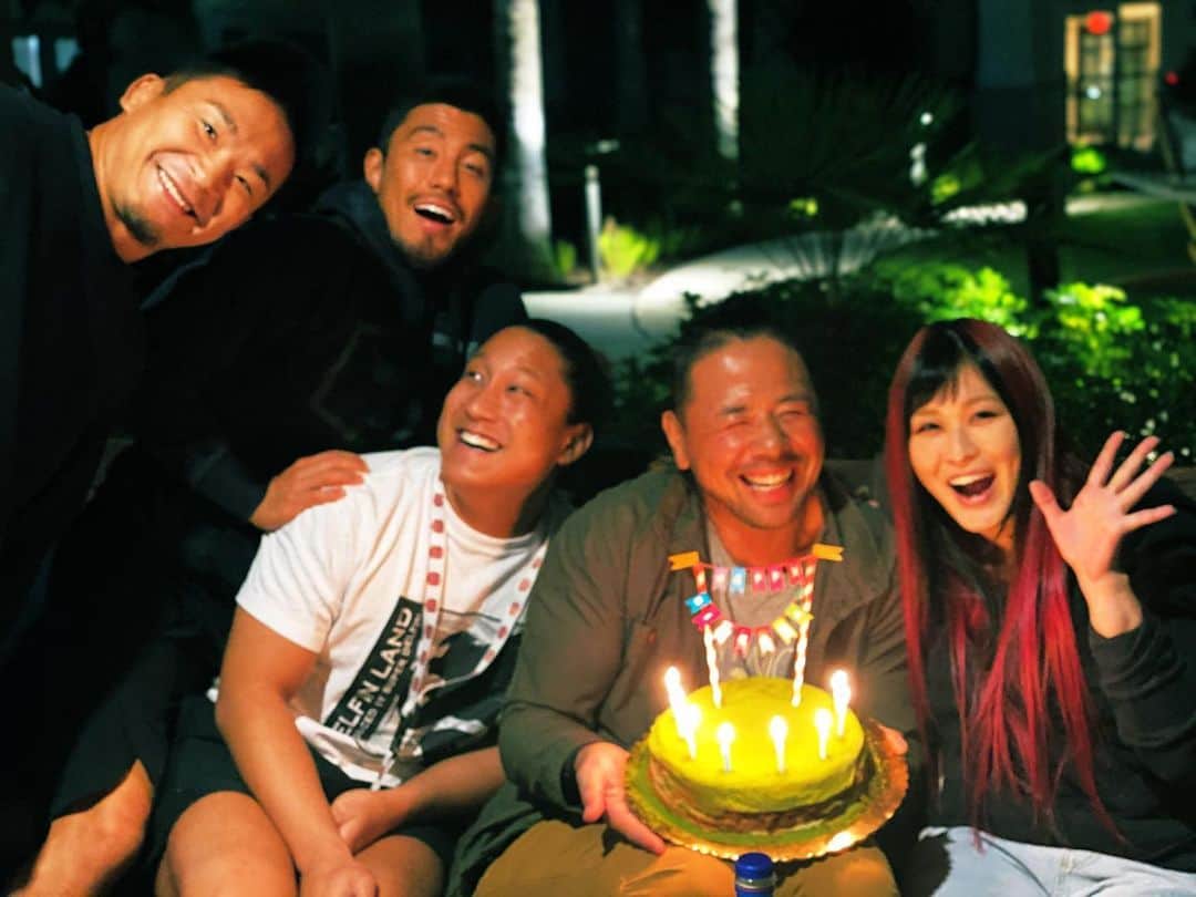 のインスタグラム：「#shinsukenakamura ‘s Birthday!!!🎂✨ 私たち Team Japanのリーダー 中邑さん！お誕生日おめでとうございます🇯🇵🍾   @wwejapan #wwe_jp #japan」