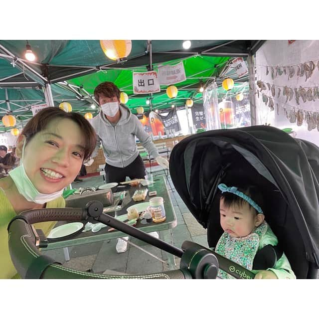 山田真以のインスタグラム：「2月の思い出⛄️❄️ キャンプから帰ってきたパパと合流👨‍👩‍👧 駅前の広場で行われていた牡蠣小屋に行きました✨ 久しぶりに3人でお出かけだったのに、娘はしばらく離れて暮らしたパパに人見知りをするようになってしまった…😅 信頼を取り戻すべく奮闘する日々のパパです😂 そして2月もたくさんスイミングを頑張りました👏 #赤ちゃんのいる生活#女の子ママ」