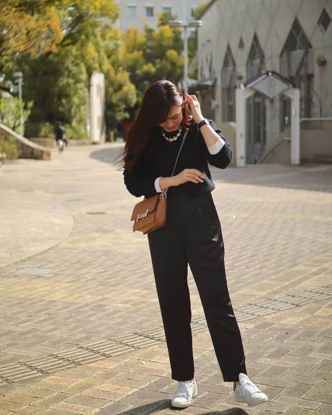 田中幸恵のインスタグラム：「____ . 最近パンツはちょいワイドめとか ストレートな気分です🙋‍♀️  ストンとしたラインがキレイで、 ストレートだけどサテン生地がメンズライクになりすぎず、落ち感もよいところが好き♡  😷撮る時だけ外してます  . tops→ @uniqlo  knit→ @uniqlo  pants→ @norc.jp  sneaker→ @adidasoriginals  bag→ @tods  necklace → @newely__  #UNIQLO #uniqlou  #ユニクロ　#norc #ノーク　#tods #トッズ　#adidas  #adidasoriginals  #stansmith  #スタンスミス　#newely #モノトーンコーデ」