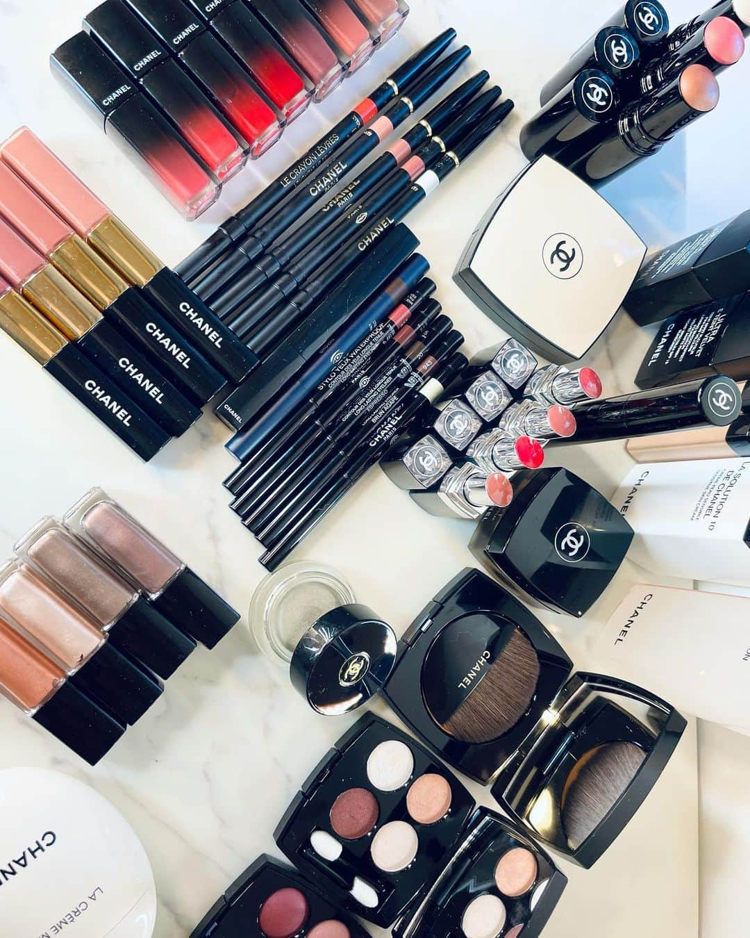 Kara Yoshimoto Buaさんのインスタグラム写真 - (Kara Yoshimoto BuaInstagram)「#KristenWiig  #GoldenGlobes2021 So obsessed! There is a waitlist that can be found on the Red Carpet Beauty page on Chanel.com for the new Rouge Coco Bloom Lipstick!! I love how pigmented they are and also incredibly hydrating.  Click the link in my bio to the Chanel Red Carpet Beauty page  #welovecoco @welovecoco @chanel.beauty #workingwithchanel  Skin: CHANEL La Solution 10 de CHANEL CHANEL Le Lift Crème Yeux Face: CHANEL Ultra Le Teint Velvet in B20 and B40 CHANEL Baume Essentiel in Perlescent CHANEL Fleurs de Printemps Blush and Highlighter Duo  Eyes: Le Crayon Khôl in Clair in inner eye CHANEL Les 4 Ombres in Allure et Eclat CHANEL Fleurs de Printemps Blush and Highlighter Duo  CHANEL Le Volume de CHANEL in Metal Terracotta Lips: CHANEL Le Crayon Lèvres in Peachy Nude and Rose Naturel CHANEL Rouge Coco Bloom in Chance」3月1日 14時49分 - karayoshimotobua