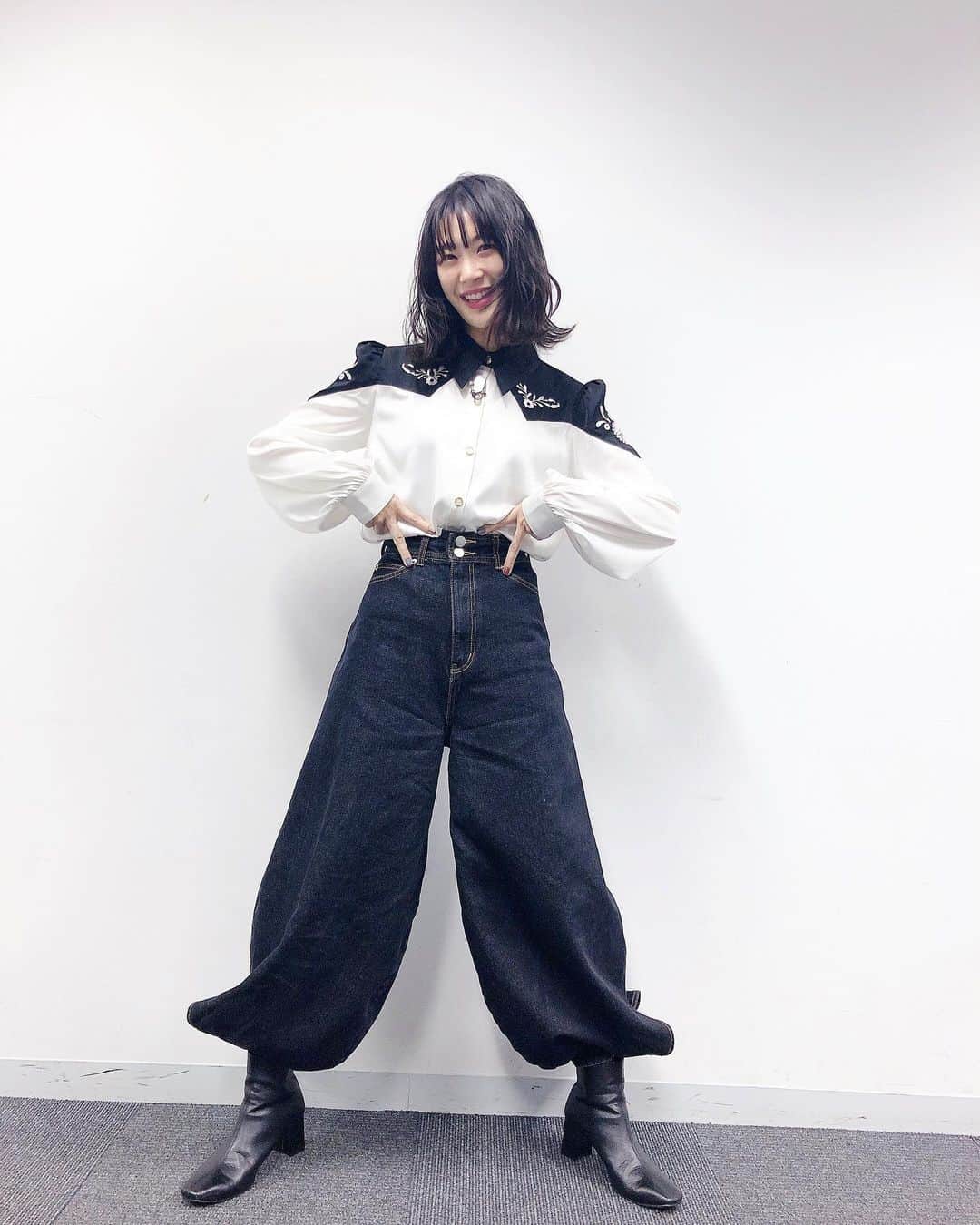 加村真美のインスタグラム：「✌🏻  @samukashiwagi  @kei.y_hairmakeup   #関内デビル」