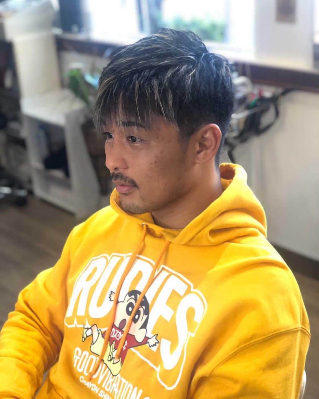 のインスタグラム：「先週は整えるくらいでカット&カラーしてきました(^ ^) @dbond724 さんいつもありがとうございます😊  パーカー可愛いでしょ😍 お気に入りのパーカーです✌️  #カット #カラー #メッシュ #金メッシュ #クレヨンしんちゃん #しんちゃん #春日部city」