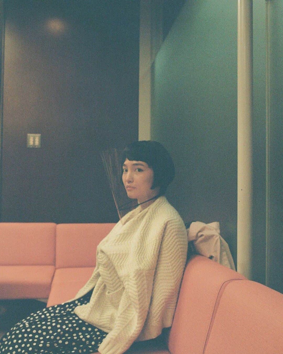 松本妃代のインスタグラム：「. おちょやん、いよいよ物語は後半にはいりました🐕 よかったら後半もぜひお付き合いください。 そして不器用すぎる香里の恋…どうなるんでしょう？ 今週もよろしゅうおたのもうします😌 #おちょやん」