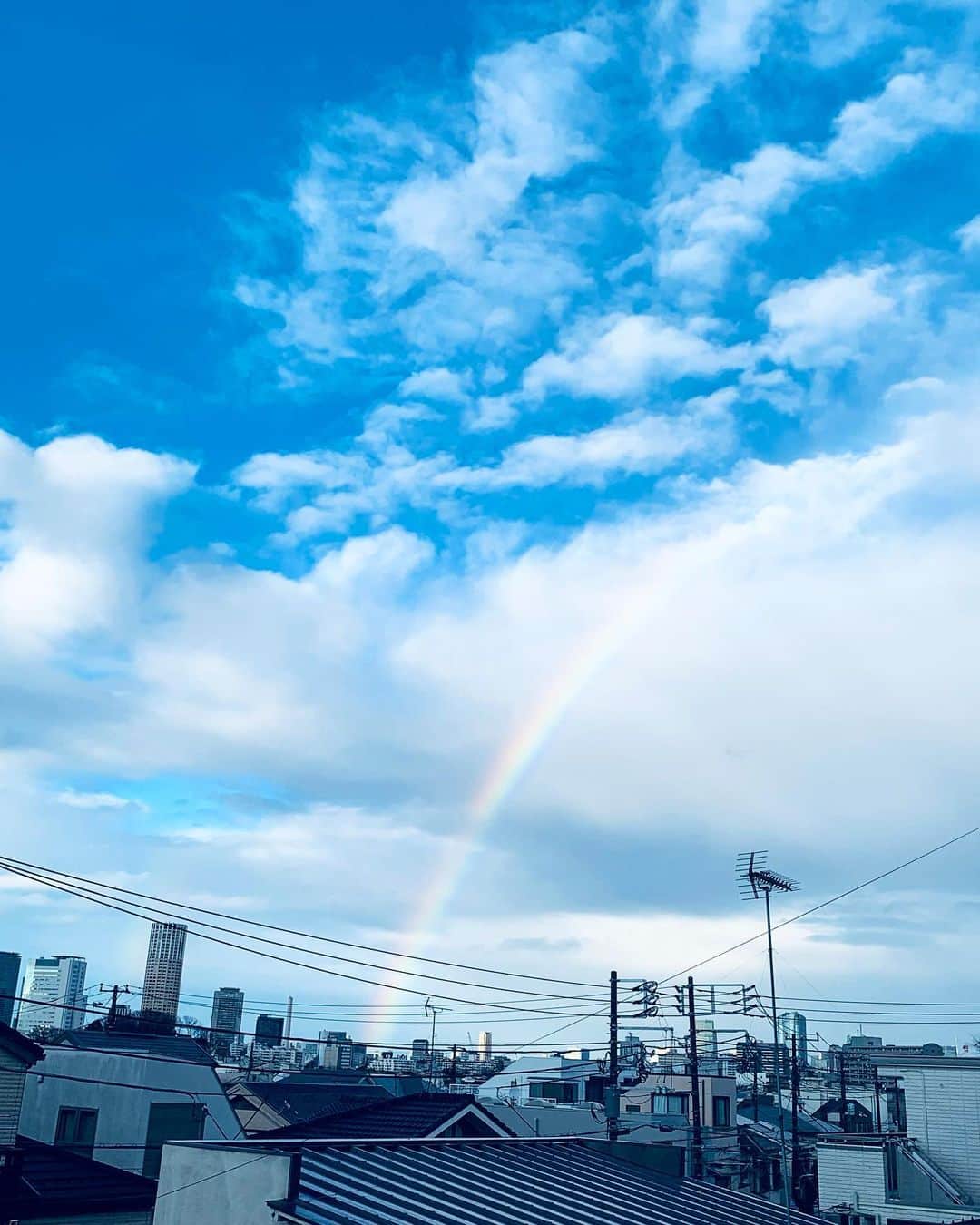 久保陽香のインスタグラム：「﻿ ﻿ 撮影の合間に現れた虹﻿ 凄く綺麗だったな﻿ ﻿ 撮影の途中なのにみんなで虹を撮りに行って﻿ なんかそんな時間もとても幸せに思えました﻿ ﻿ ﻿ 今日から3月🌈」