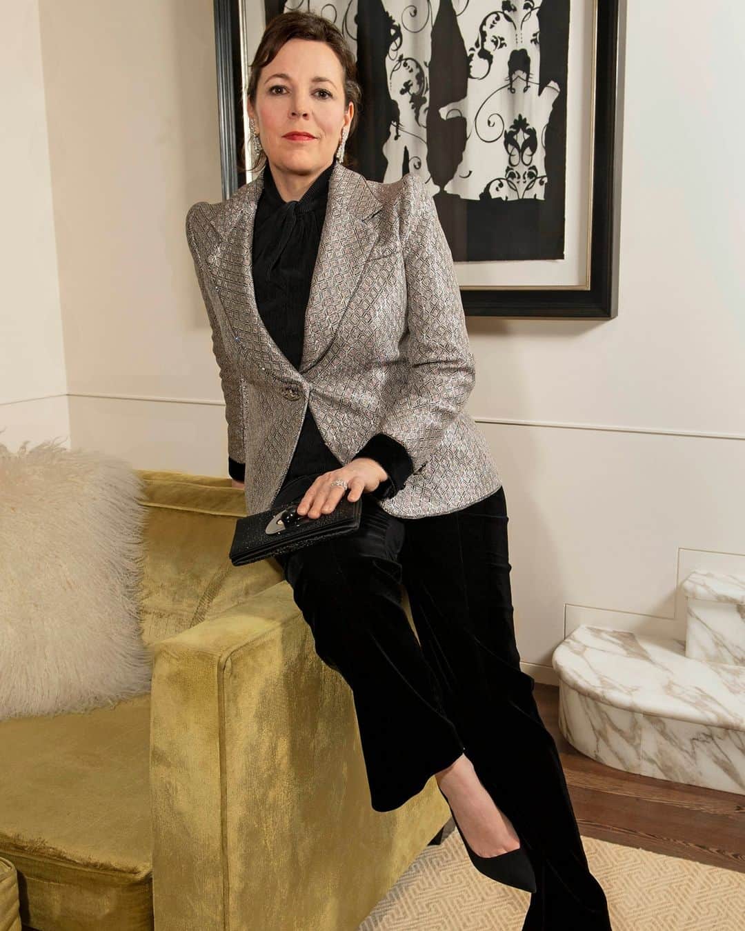 British Vogueのインスタグラム：「For the #GoldenGlobes, #OliviaColman called in the big guns to fashion her a kind of “armour”. “Awards shows terrify me,” admits the actor. “Feeling confident and comfortable in the clothes is so important if I’m going to get through it.” Her armour tonight comes in the form of a crystal-flecked jacket and velvet trousers from the SS21 @GiorgioArmani Privé collection. Colman, who is nominated for her performances in #TheFather and #TheCrown, talks about her sophisticated look at the link in bio.」