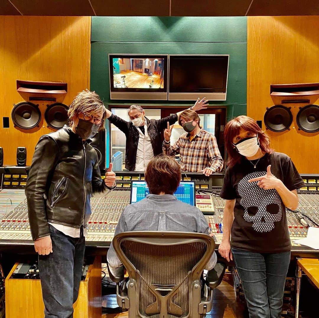 田村直美のインスタグラム：「Tenpackレコーディング♪たくさん歌った😆 安騎夫さんの曲からスタート よしおさんのディレクションは笑っぱなし　 スタジオに来てくれた長谷川さんも当然のように コーラスRec  ノリノリコーラス隊✨✌️　 (こっそりコーラス動画録ったからいつか見せたい)  歌録り終わって戻ってくると 集めてるガチャガチャのヨガワンコが増えてるの　嬉 アップドーック🧘‍♀️表情がたまらん💕」