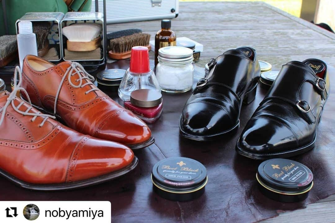 THE COLUMBUS CO.,LTD.さんのインスタグラム写真 - (THE COLUMBUS CO.,LTD.Instagram)「Repost @nobyamiya with @make_repost  本日のおやつ投稿は @nobyamiya 様の投稿をリポストさせて頂きます。  bootblackシューポリッシュ、 アーティストパレット、 フィニッシングブラシ  写真を見るだけで様々なコロンブス商品を使用して下さっていて嬉しい限りです😂 ハッシュタグも毎回ありがとうございます！  皆様も是非ハッシュタグ、タグ付け投稿お待ちしてます👀  上記の商品も #コロンブスオンラインショップ で販売中でございます✨  ・・・ 今日の１０時から旭川shoeshinersの２回目のイベント。 青空靴磨き会。天気も良く、会長が見つけてきた景色もいい場所で気分良く靴を磨いていた。 途中、散歩中の方２組から声をかけれた。興味をもってもらえるチャンスもありそうな気配を感じられた。年配の方だったけど、自分でもやっている方で、しかもテレビなどで靴磨き職人の存在も知ってくれていた。 なんだか裾野を広げることができそうな気がしてきた。まずは今のメンバー３人から少しでも増やせるようにできる範囲の活動を続けていきたい。  #靴磨き #リーガル #regal #コロンブス #ブートブラック #ツーフェイスローション #シュークリーム #ポリッシュ #アーティストパレット #brifth #ブリフトアッシュ #ミラクリ #formirrorshne #asahikawashoeshiners #旭川シューシャイナーズ #キャノン #canon #一眼レフ #eoskissx7 #ef28mmf18usm #単焦点レンズ #イベント #２回目 #ロケーション最高 #風景撮りもすればよかった #磨いてほしい人 #磨きたい人 #磨き方を知りたい人 #全部募集中」3月1日 15時01分 - columbus_official_