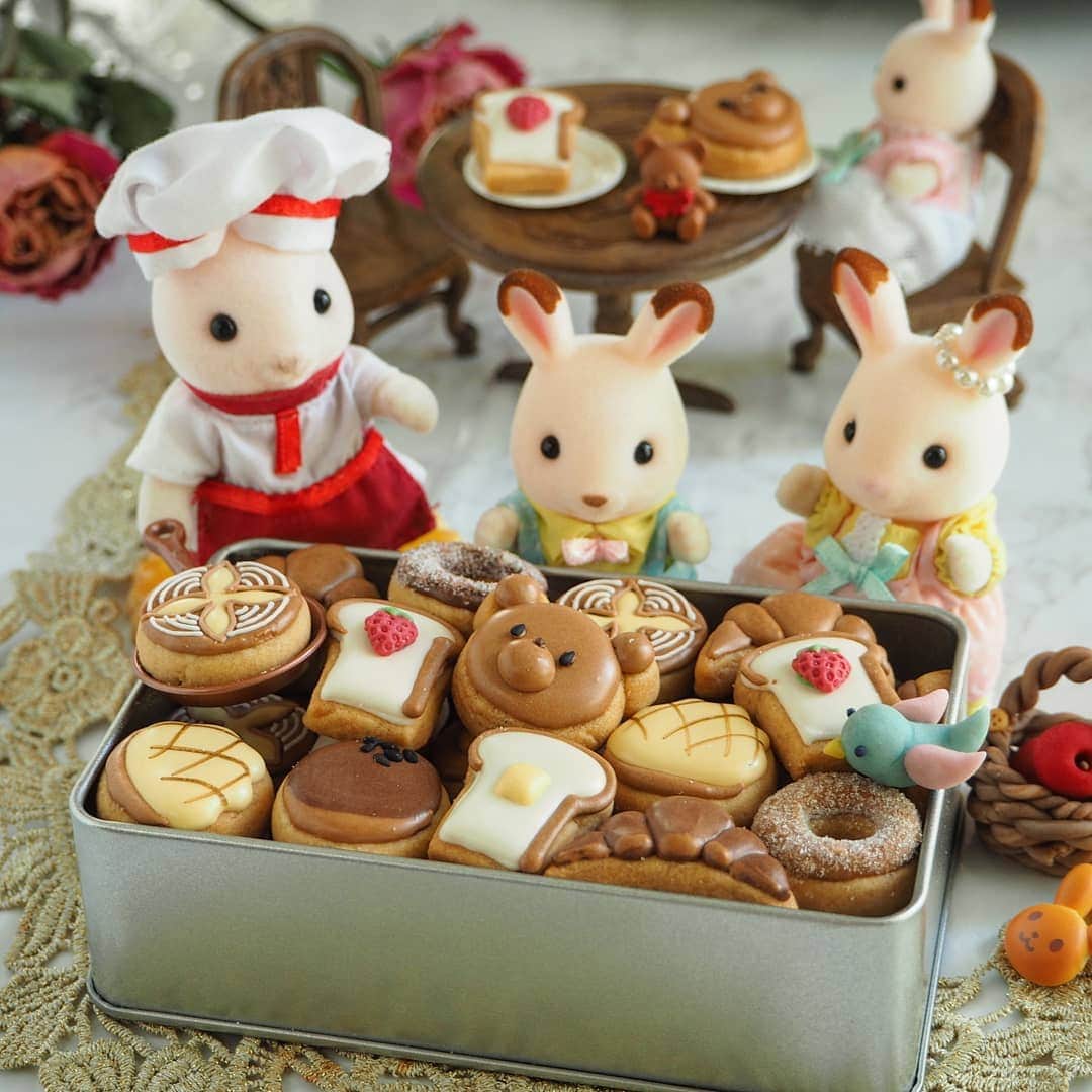 のインスタグラム：「ミニチュアパンクッキーとシルバニアファミリー🐰  この前のミニチュアパンクッキーとシルバニアであそんでみました☺️❤️ 家具のフライパンにちょうどよいサイズでした😍😍シルバニアカワイイ〜♥  #シルバニアファミリー #シルバニア35周年アンバサダー #SF35th #PR #アイシングクッキー#ミニチュア#ミニチュアパン#クッキー#メロンパン#デコレーション#art#sylvanianfamilies #icingcokkies#decoration#sweets#bread」