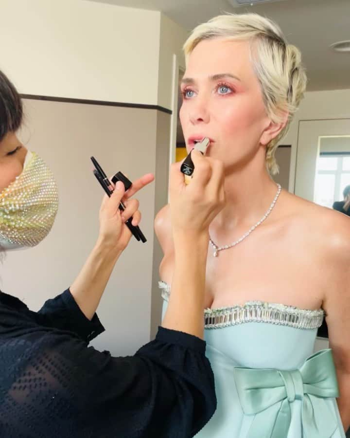 Kara Yoshimoto Buaのインスタグラム：「#KristenWiig 🤍 #GoldenGlobes2021 so fun today collaborating to create this look. I wanted a fresh, bright, natural palette that would make her eyes and dress glow and not compete!  Go to my bio to link to  find Chanel Red Carpet Beauty. Chanel Product Breakdown:  Skin: CHANEL La Solution 10 de CHANEL CHANEL Le Lift Crème Yeux Face: CHANEL Ultra Le Teint Velvet in B20 and B40 CHANEL Baume Essentiel in Perlescent CHANEL Fleurs de Printemps Blush and Highlighter Duo  Eyes: Le Crayon Khôl in Clair in inner eye CHANEL Les 4 Ombres in Allure et Eclat CHANEL Fleurs de Printemps Blush and Highlighter Duo  CHANEL Le Volume de CHANEL in Metal Terracotta Lips: CHANEL Le Crayon Lèvres in Peachy Nude and Rose Naturel CHANEL Rouge Coco Bloom in Chance (waitlist for Rouge Coco Bloom can be found on https://www.chanel.com/us/makeup/red-carpet-looks/ ) #welovecoco @welovecoco @chanel.beauty #workingwithchanel」