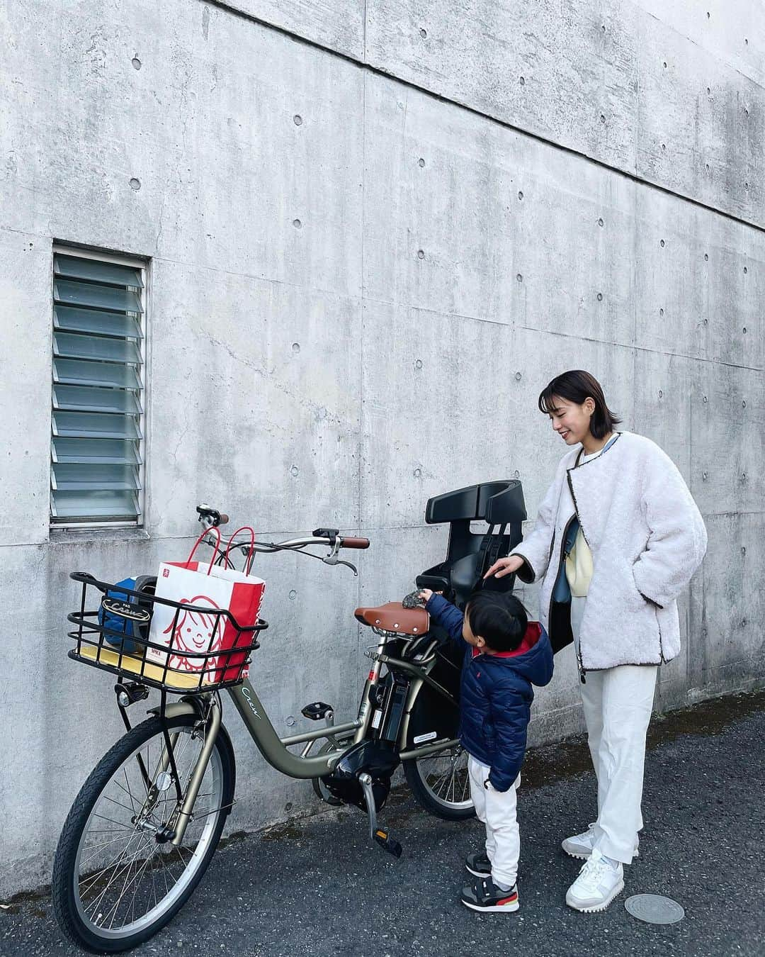 小西翼さんのインスタグラム写真 - (小西翼Instagram)「. 電動アシスト自転車を ついにデビューしました🚲🤍  光栄なことに、、、 ヤマハPASのアンバサダーに 就任させていただきました🚲🙇🏽‍♀️ #PASママ になりました！  ちょっとした買い物や習い事を始めよう とも思っていたけれど、 車で行くにも駐車場がなかったりするので 電動自転車を購入するかずっと悩んでました。 今から電動自転車の購入を検討中の ママの参考になれば嬉しいです！✨  私が選んだPAS Crewは前にも荷物も たっぷり置けて感激してます！ カラーもこの色（マットアンバー）にしてよかった！ どんなコーディネートにも合うんです💯  タイヤサイズが24インチで小さすぎ ないから夫婦で使うのにオススメで、 旦那さんの方が今のところめちゃくちゃ 乗ってますが、2人で乗り心地の良さに 感動しました！😳スイスイ進む！  ヘルメットもおしゃれで瑞葵の 大好きな色でお気に入りなんです🤍 . #電動自転車#電動アシスト自転車 #電動アシスト自転車デビュー #子供乗せ自転車#子供乗せ電動自転車 #がんばらなくていい自転車 #ヤマハパス#ヤマハPAS #PASママ#yamahapas#ヤマハ #crew #クルー#PR」3月1日 20時47分 - tucha_k