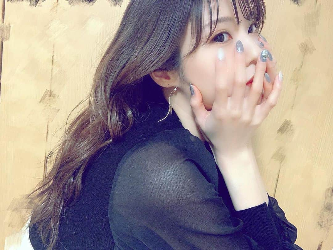 みはとさんのインスタグラム写真 - (みはとInstagram)「2月のNail載せるの忘れてたな💅  そろそろ春っぽくしよう💕  #nail  #nailstagram  #naildesign  #グレー #アンティーク感  #ミラーネイル  #fashion  #おしゃれ  #お洒落ネイル  #かわいい  #お気に入り  #冬ネイル #💅🏻 #💅 #💅🏼」3月1日 20時40分 - m2.13.0