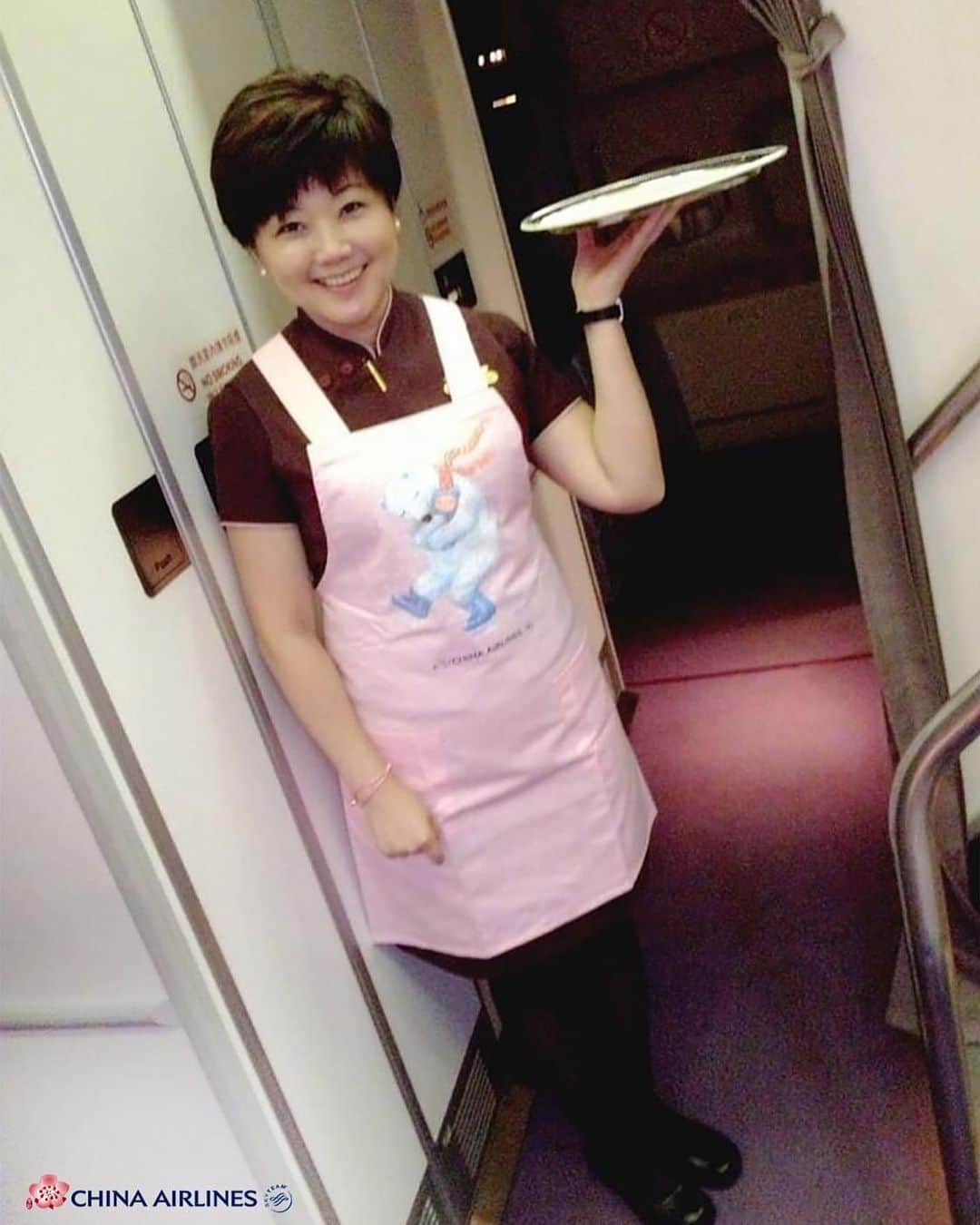 日本地区チャイナ エアラインさんのインスタグラム写真 - (日本地区チャイナ エアラインInstagram)「【747 story】  #チャイナエアライン 初のB747特別塗装機は、2013年6月に登場した台湾ベストセラー絵本作家ジミーとのコラボレーション✈ テーマは“愛と抱擁”🥰 客室乗務員は機体のデザインに合わせたイラストのエプロンを着用、真心を込めてサービスを提供し、お客様には大変ご好評をいただいておりました。 空の女王から、皆様に「ありがとう！」 すべてのファンの皆様と思い出を共有したいと思います😭  ＜公式HP＞ https://goo.gl/vif8Qp  #チャイナエアライン #chinaairlines #中華航空 #スカイチーム #台湾 #防疫」3月1日 20時41分 - chinaairlines.jp