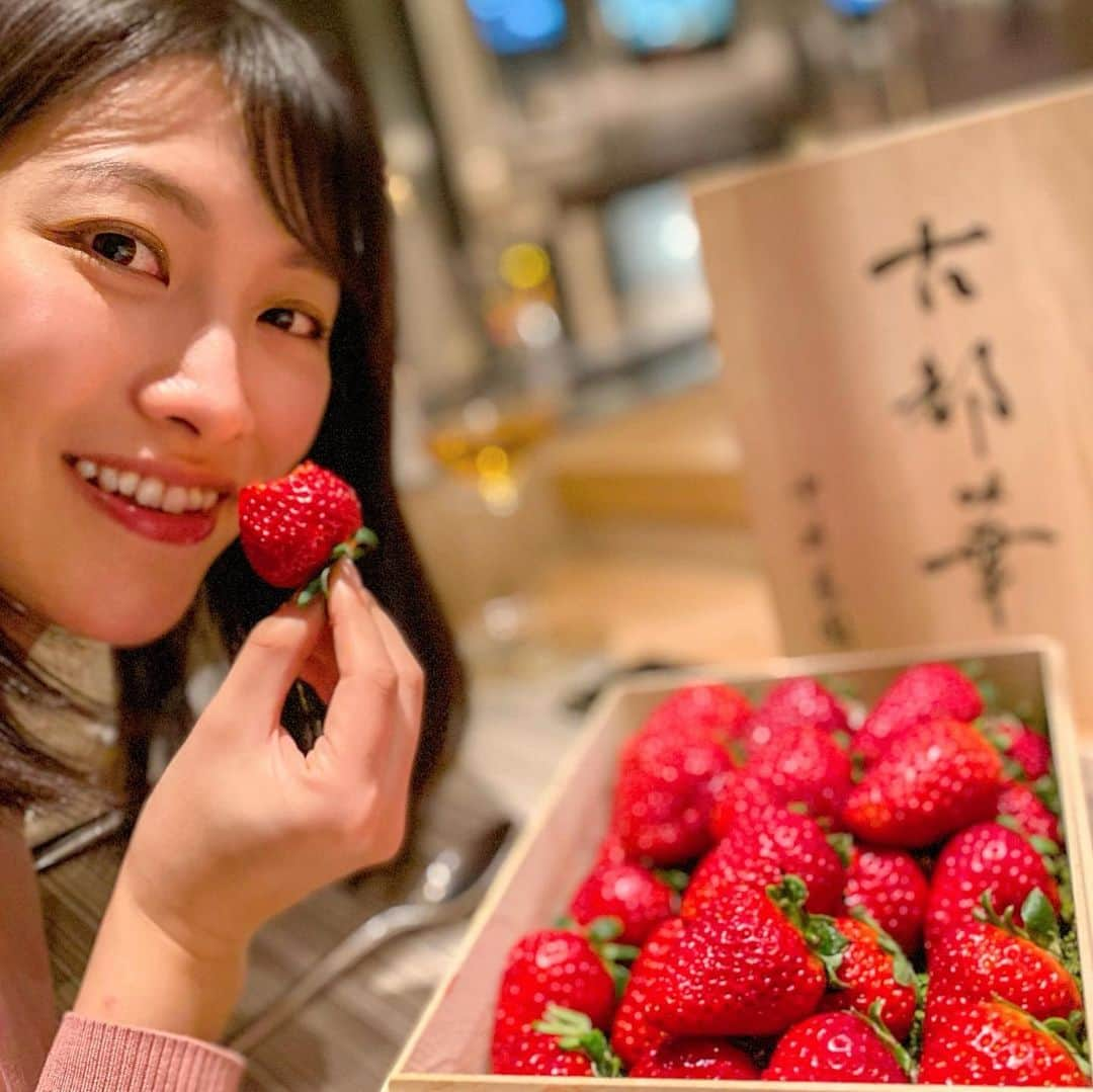 春原未来さんのインスタグラム写真 - (春原未来Instagram)「#古都華 #苺 🍓いっぱい食べた😆❤  01枚目加工無しだから変な感じ🙄🌀  At SUGALABO, I ate a lot because I could eat all-you-can-eat high-class strawberries😆❤ 🍓#kotoka   #おなかいっぱい #確実に #腹パン #神谷町グルメ #tokyogourmet #東京フレンチ #sugalabo #スガラボ #予約困難店 #須賀洋介 #奈良産 #中井農園 #いちご #strawberry #旬の果物 #春原未来 #長良川 #尾長鴨」3月1日 20時41分 - sunohara_miki