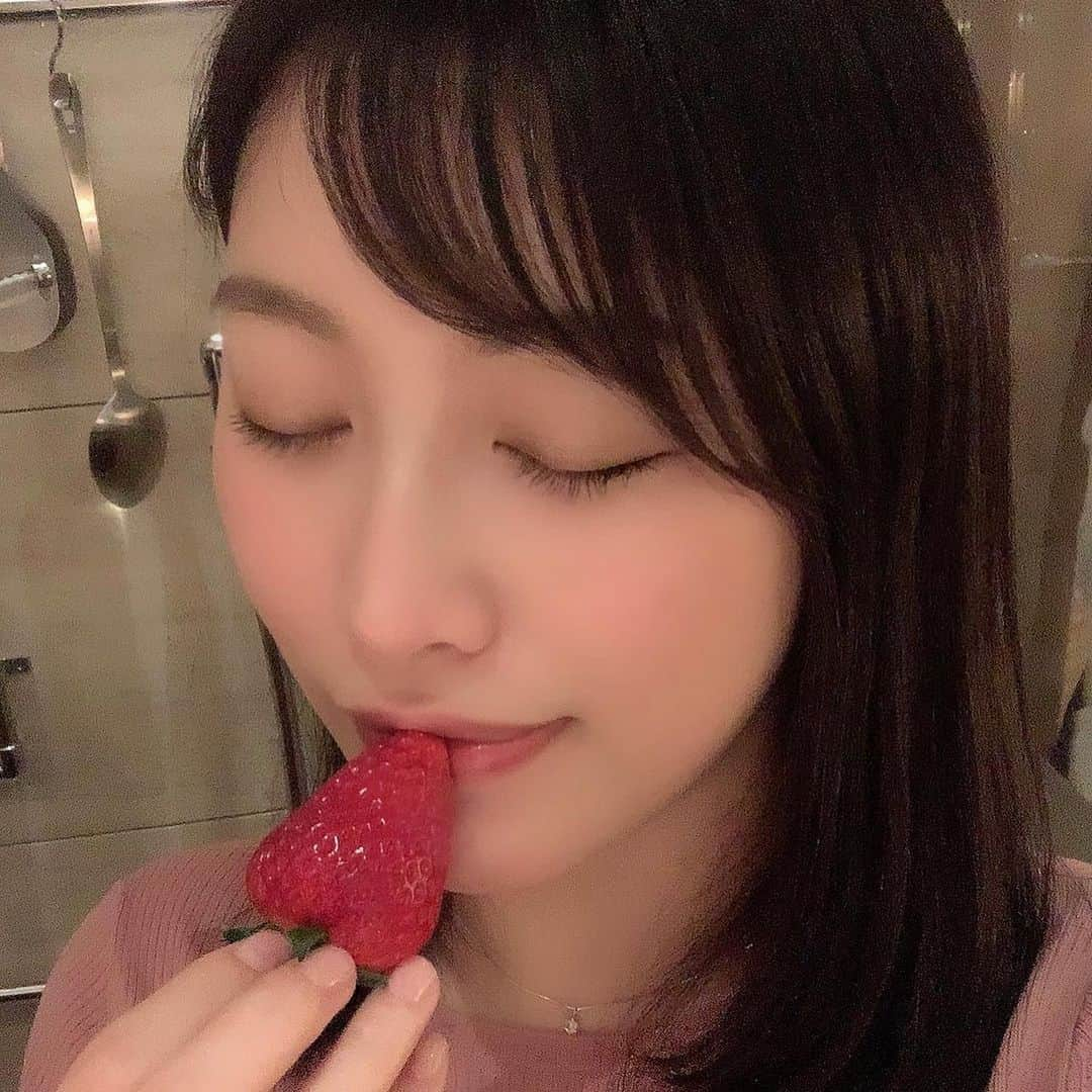 春原未来さんのインスタグラム写真 - (春原未来Instagram)「#古都華 #苺 🍓いっぱい食べた😆❤  01枚目加工無しだから変な感じ🙄🌀  At SUGALABO, I ate a lot because I could eat all-you-can-eat high-class strawberries😆❤ 🍓#kotoka   #おなかいっぱい #確実に #腹パン #神谷町グルメ #tokyogourmet #東京フレンチ #sugalabo #スガラボ #予約困難店 #須賀洋介 #奈良産 #中井農園 #いちご #strawberry #旬の果物 #春原未来 #長良川 #尾長鴨」3月1日 20時41分 - sunohara_miki