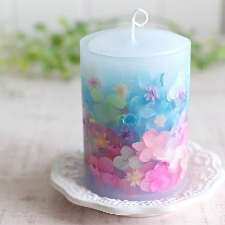 creema_weddingのインスタグラム：「お花が詰め込まれたボタニカルキャンドル。 まるで花束のようなキャンドルは、火を灯すとほんのりカモミールの香りを放ちます。 置いておくだけでお部屋に映えるので、特別な贈り物にもぴったりです。 . [ 春色アロマフラワーキャンドル（桜）  ゆめいろキャンドル ] https://www.creema.jp/item/3801111/detail . Creemaで見つけたあなただけのお気に入りを #my_creema のハッシュタグでぜひ投稿してください。ウェディング以外のCreema作品は @creemajp にてご覧いただけます。 . #creemaウェディング #creemawedding #ウェディング #ウエディング #オリジナルウェディング #ナチュラルウェディング #プレ花嫁 #花嫁 #結婚式準備 #花嫁準備 #プレゼント #オーダーメイド #結婚祝い #ハンドメイド #手作り #クリーマ #ウェディングアイテム #handmade #handcraft #wedding #weddinginspiration #instawedding #creema」