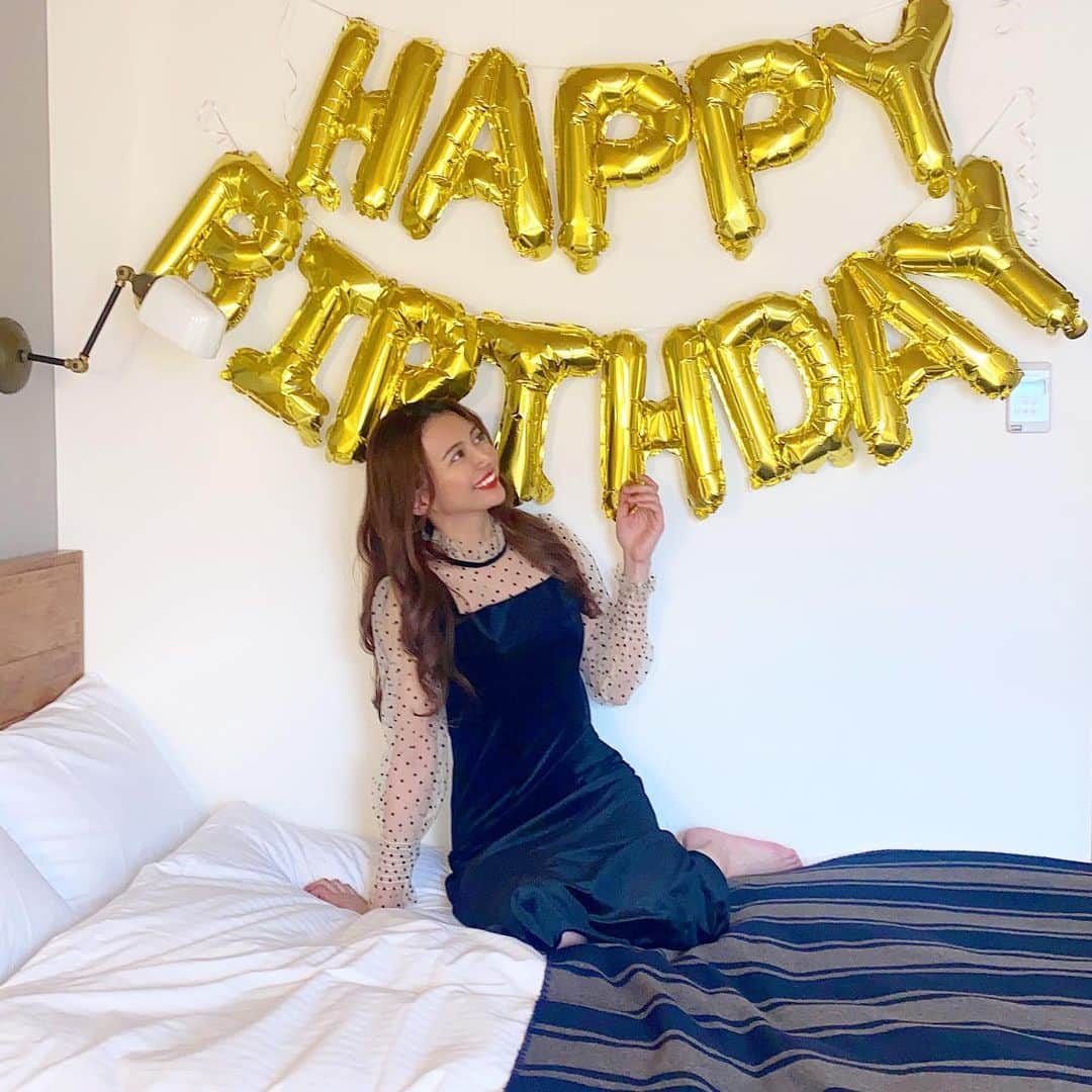 さゆりさんのインスタグラム写真 - (さゆりInstagram)「誕生日投稿、続きます🙇‍♀️  友達がthe knot hotelで ホテルでお祝いしてくれたよ🎂  こうゆうバルーン風船 憧れてたから嬉しい😭💕  お気に入りのワンピースは、 17kgの姉妹ブランドの @lilyboutique_official 👗」3月1日 20時48分 - sayuri__offi