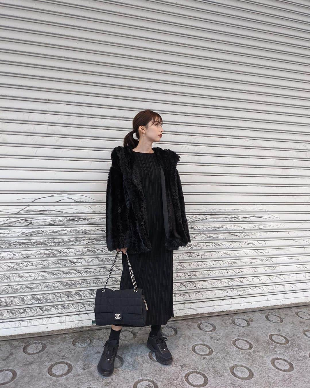 谷川菜奈さんのインスタグラム写真 - (谷川菜奈Instagram)「153cm コーデ🖤 久々のスニーカー👟 op @trifle_official  sneaker @chanelofficial  bag vintage chanel #153cmコーデ #低身長コーデ」3月1日 20時44分 - pechi.130