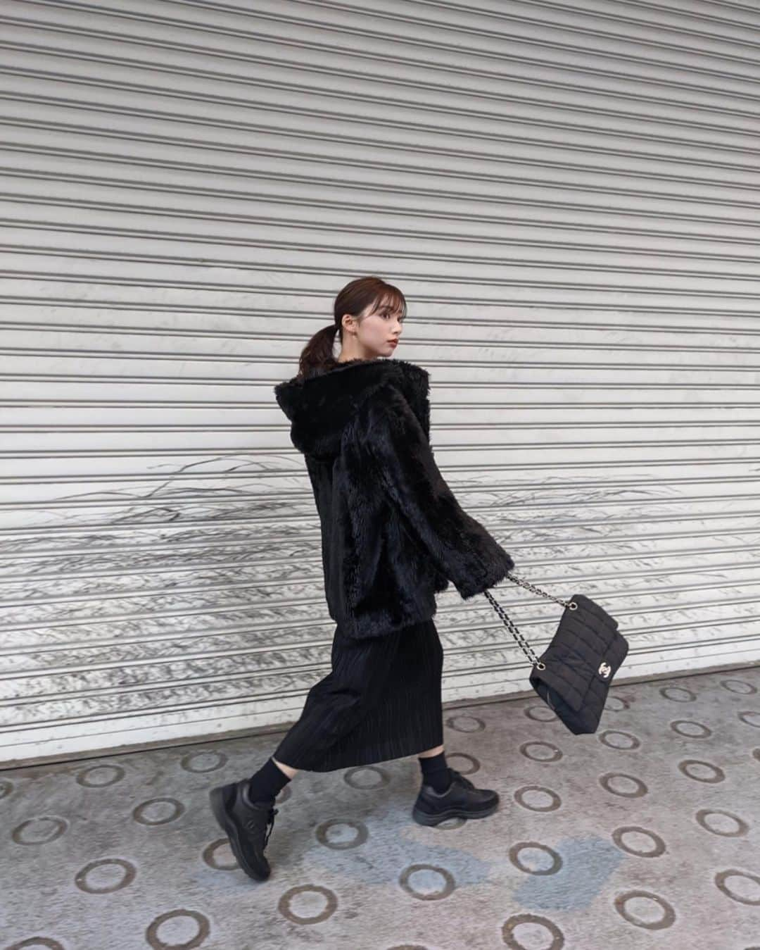 谷川菜奈さんのインスタグラム写真 - (谷川菜奈Instagram)「153cm コーデ🖤 久々のスニーカー👟 op @trifle_official  sneaker @chanelofficial  bag vintage chanel #153cmコーデ #低身長コーデ」3月1日 20時44分 - pechi.130