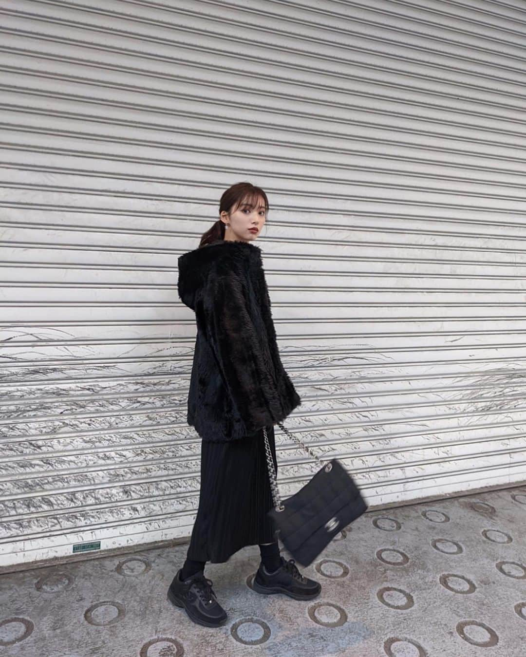 谷川菜奈さんのインスタグラム写真 - (谷川菜奈Instagram)「153cm コーデ🖤 久々のスニーカー👟 op @trifle_official  sneaker @chanelofficial  bag vintage chanel #153cmコーデ #低身長コーデ」3月1日 20時44分 - pechi.130