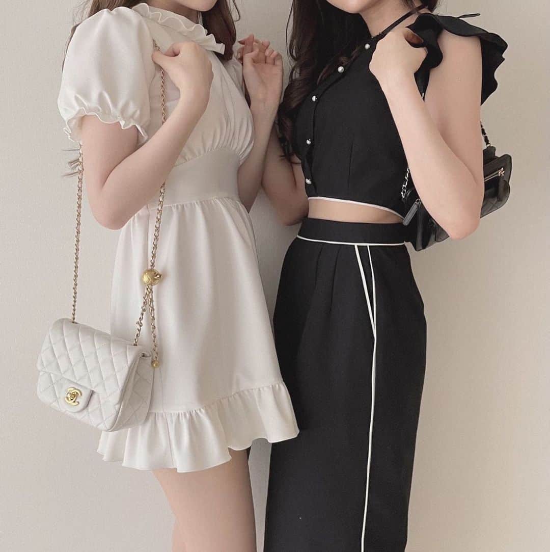 LARMEさんのインスタグラム写真 - (LARMEInstagram)「🍑 𝘣𝘪𝘵𝘦 𝘮𝘺 𝘱𝘦𝘢𝘤𝘩﻿﻿﻿﻿ ﻿ ﻿﻿﻿ 🤍﻿ monotone line blouse and skirt﻿﻿ 🎀﻿ black﻿﻿ ¥16,280﻿﻿ ﻿ セットアップとしてはもちろん、﻿ それぞれ他のアイテムとも合わせやすく﻿ おすすめのセットアップです♡﻿ ﻿﻿ ﻿🤍 frill neck dress ﻿﻿ 🎀 white ／ black﻿﻿ ¥14,080﻿﻿ ﻿ たっぷりと生地を使ったフリルを﻿ 首元と袖口に飾りつけたプリンセスの﻿ ようなミニワンピースです♡﻿ ﻿ ﻿﻿﻿ @bitemypeach.official ﻿﻿ ﻿﻿﻿﻿﻿ ﻿ ┈┈┈┈┈┈┈┈┈┈┈┈﻿﻿﻿﻿ ﻿﻿﻿﻿ 《受注予約期間》﻿﻿﻿ 3/4(thu)まで﻿﻿﻿﻿ ﻿﻿﻿﻿ ┈┈┈┈┈┈┈┈┈┈┈┈﻿﻿﻿﻿ ﻿﻿﻿ モデル身長／165cm (0サイズ着用)﻿﻿﻿ ﻿﻿﻿ ﻿﻿﻿﻿ #bitemypeach #2021ss  #larme #larmemagazine﻿」3月1日 20時46分 - larmemagazine
