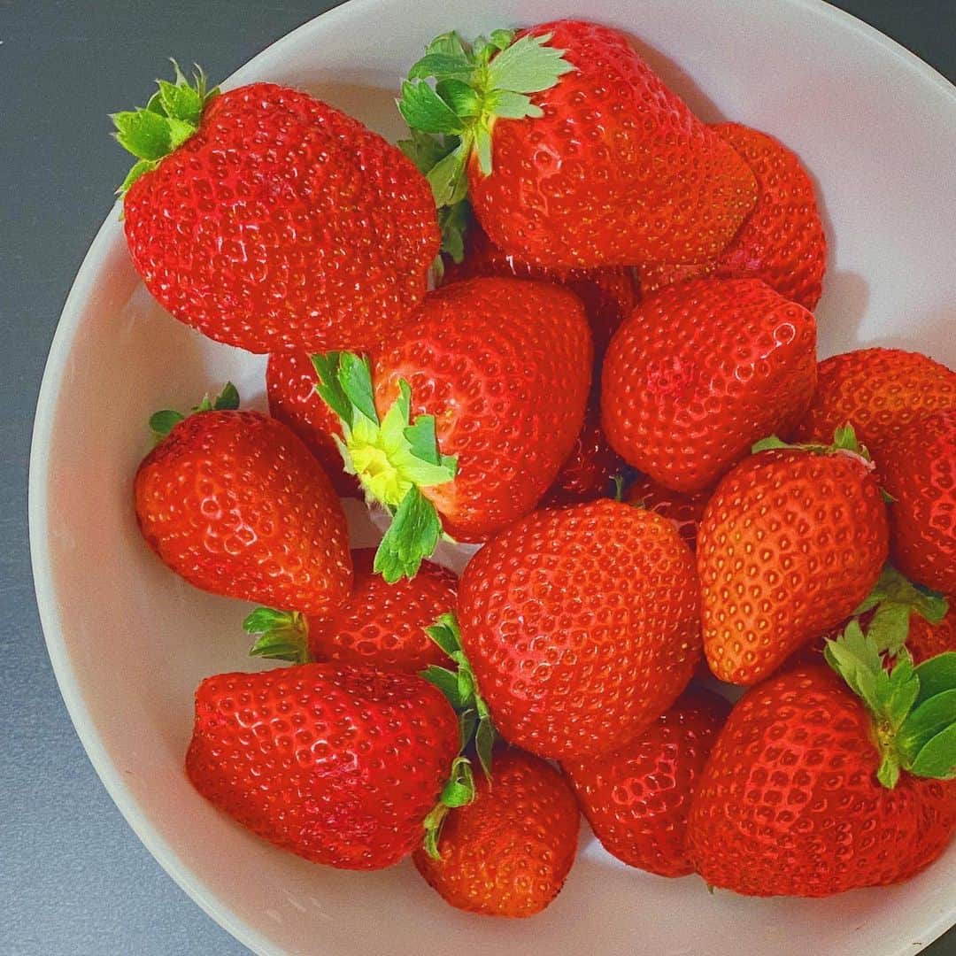 大川成美さんのインスタグラム写真 - (大川成美Instagram)「いっぱい食べれて、 しあわせ…🍓 ． #いちご」3月1日 15時33分 - naru_coco