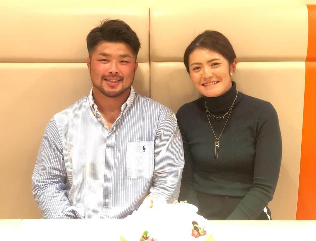 渡邉彩香のインスタグラム：「. . . 私事ではありますが、 この度かねてよりお付き合いさせていただいておりました、 柔道家の小林悠輔さんと結婚いたしましたことをご報告させていただきます。  彼とは高校の同級生であり、同じアスリートとして、 お互いに上を目指し切磋琢磨してきました。 その中でいつも明るくよく笑い、そして常に前向きに努力を重ねる彼の姿に何度も励まされ、刺激をもらってきました。  これからは彼のサポートも受けながら、自分の夢を叶えるためにより一層努力を重ね、頑張っていきたいと思っております。」