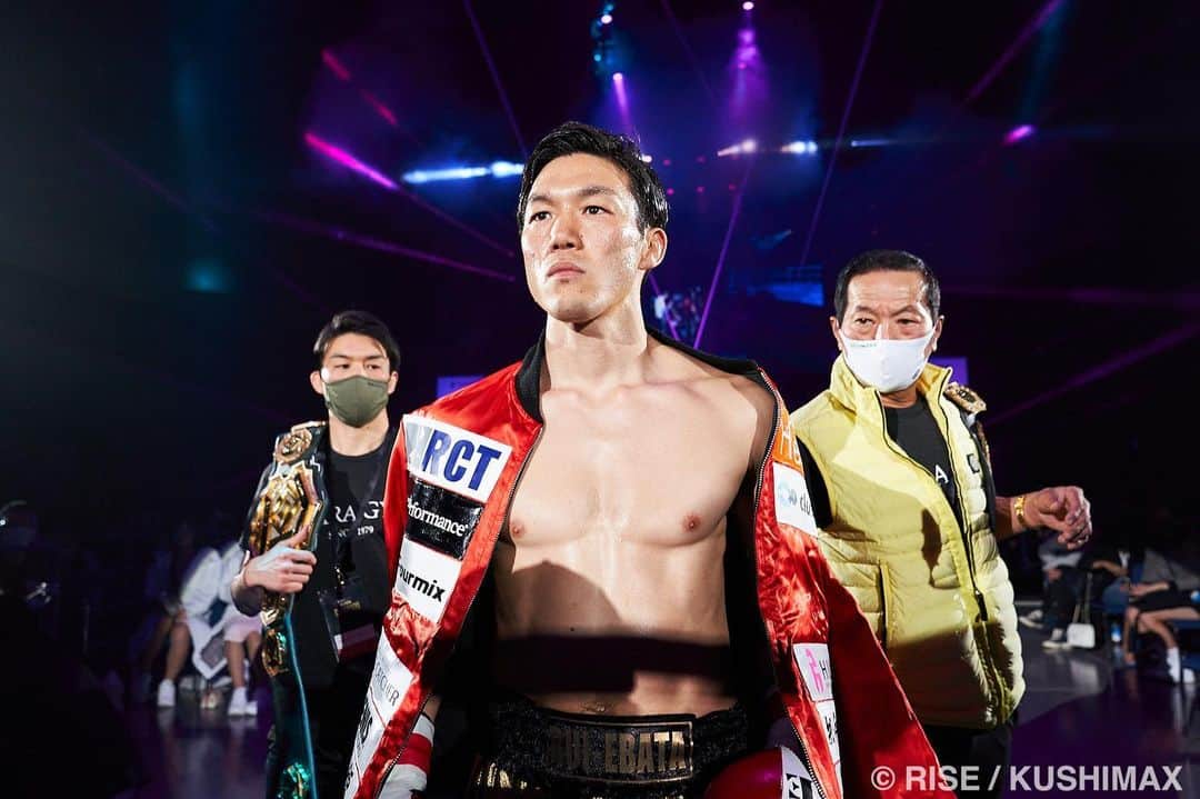 江幡塁のインスタグラム：「2.28 RISE ELDORADO横浜アリーナ大会  1ラウンドKOで勝利しました。 今年一発目の大舞台でしっかりと勝ち、最高のスタートを切ることができました。  このような時期に横浜アリーナという大舞台で多くの人に観戦して頂き、そしてAbemaTVでも視聴率が最高だったとRISEの代表もお話していました。  僕達はリングで人生をかけて戦い、激しく燃えて戦う姿で多くの人を勇気づけるような熱を生み出していきます。 そんな熱い想いが少しでも多くの人に伝われば嬉しいです。  たくさんの応援本当にありがとうございました。 試合は @kakutou_abema で見ることができます。  @rise_2003official  #kickboxing #championtwins #江幡塁  写真提供: @kushimax55」