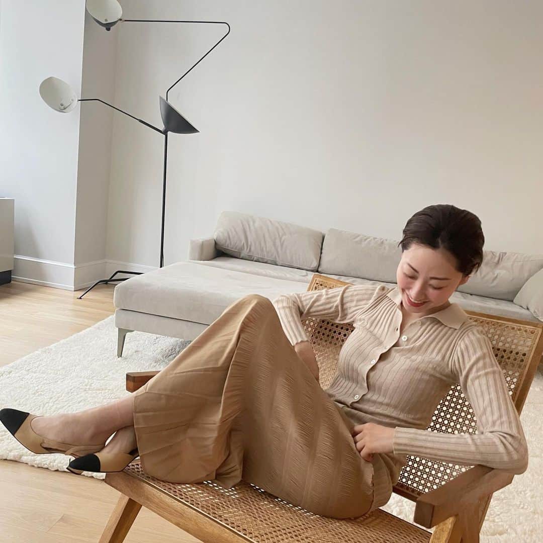 大塚良子のインスタグラム：「#ootd #sundaymood  Tops... @seesbeesknees_  Skirt... @toteme  Shoes... @chanelofficial」