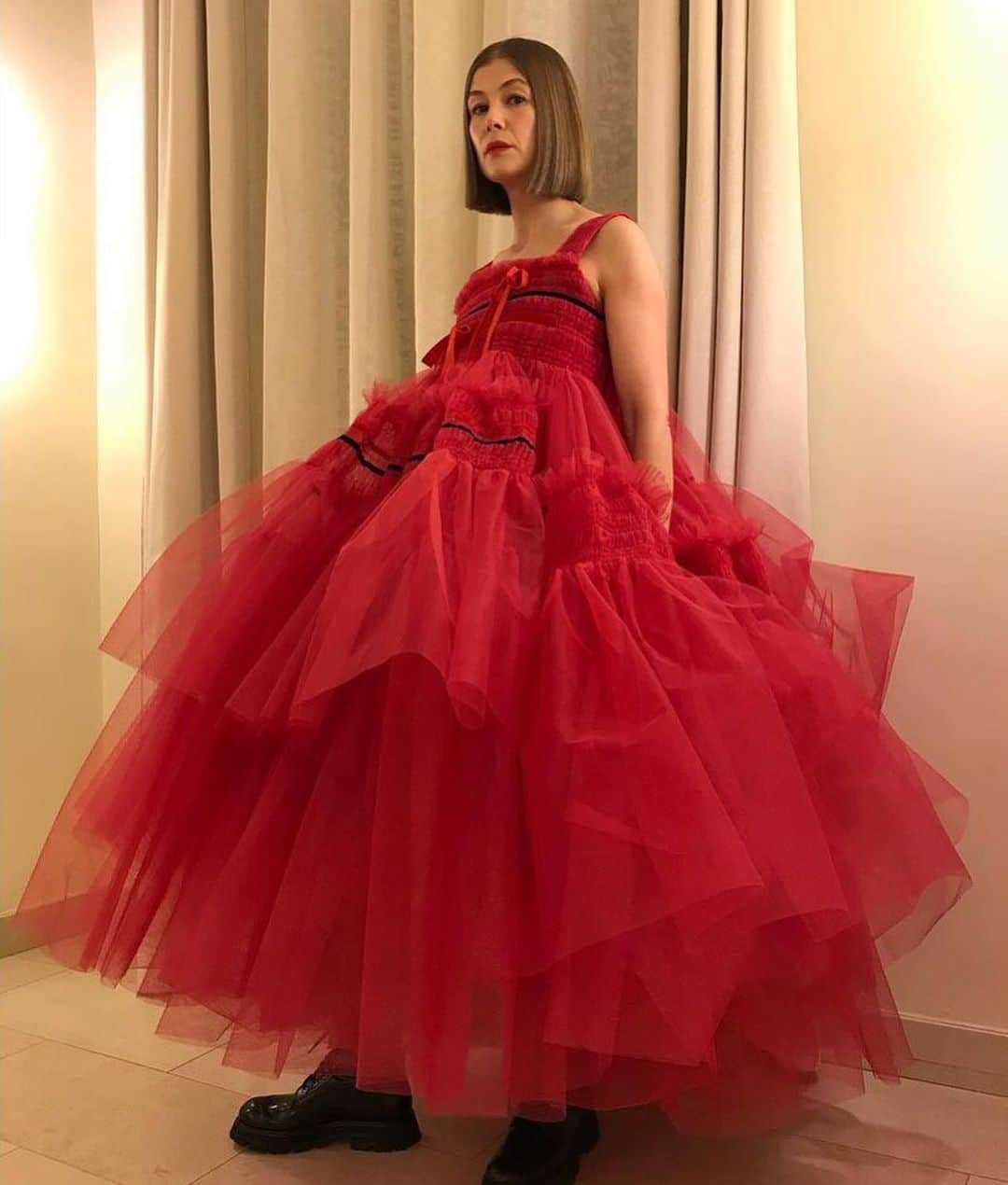British Vogueさんのインスタグラム写真 - (British VogueInstagram)「The #GoldenGlobes is traditionally the first major awards ceremony of the year, and also one of the starriest. This year’s event proved decidedly more subdued than usual, with an audience made up of frontline workers rather than A-listers. From #Nomadland director #ChloéZhao making history as the second woman to win best director, to best supporting actors #GillianAnderson and #DanielKaluuya and #ChadwickBoseman posthumously winning best actor in a drama, see all of the winners at the link in bio.」3月1日 15時51分 - britishvogue