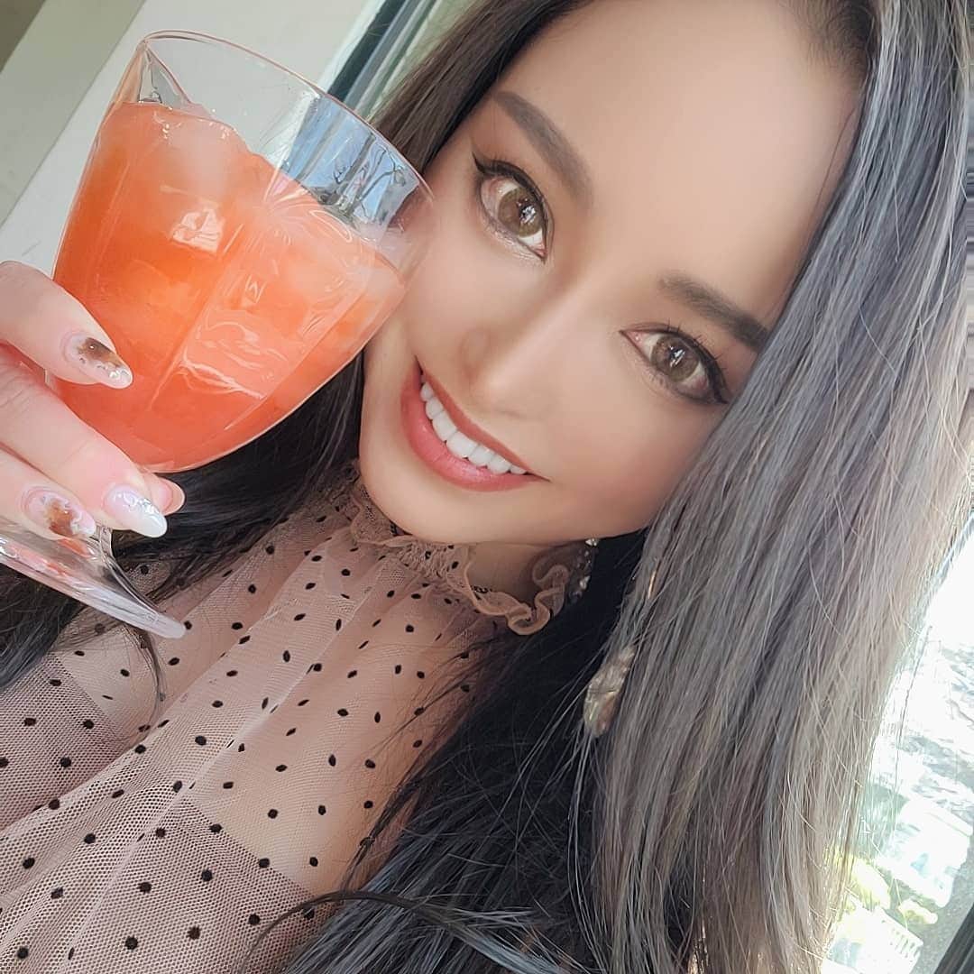 のインスタグラム：「. . 今回の黒髪は なかなか気に入っている⑅◡̈*. . 染めたてはブルーブラック。 . 今は色が抜けて アッシュになった☺ . . 時間が経つにつれて変わる色。 . 明日は明日の色になるっ♥️ . .」