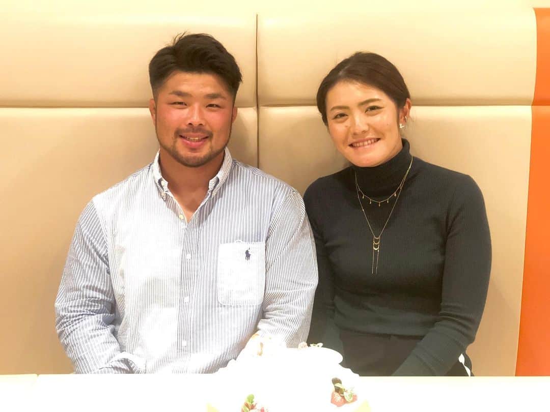小林悠輔のインスタグラム：「. 【ご報告】  私事で大変恐縮ではございますが、 かねてよりお付き合いさせて頂いておりました プロゴルファー・渡邉彩香さんと 2021年2月26日に入籍しましたことをご報告致します。  彼女の常に前向きに、 ひたむきに努力する姿に刺激を受けてきました。 これからも2人で助け合い、 力を合わせて頑張っていきたいと思います。  まだ未熟な二人ではございますが、お互いを高め合い、更に精進して参りたいと思っておりますので、ご指導ご鞭撻のほど、何卒宜しくお願い致します。  小林悠輔」