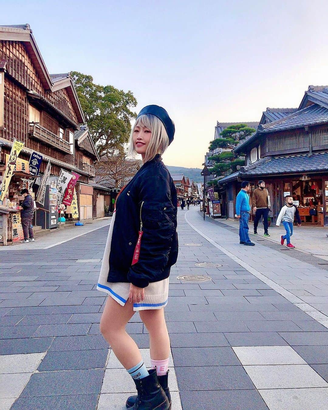 DJ YURINAのインスタグラム：「自粛関係なく5時閉店...🥲 . . 飲食店が5時に閉店は早いっ😞 食べたかったものもいっぱいあったけど断念、、😞 . . お金を稼ぐ事や働く事も大切だけど 仕事以外の時間とかプライベートのバランスも働く側としては取れているのかもしれないよね。 . コロナになって自由な時間が増えた事によって不安も増えたが 働き方や、自分の時間の貴重さも感じられた期間だった。 . 私たちは不安をかき消すように日々働いているのかもしれない。 一生懸命になってる自分に満足しているだけなのかもしれない。 . 働く量ではなく質を問われる時代。 そこにしっかりお給料がついてきたら問題なく不安など解消される。 . 2時間とかでもぎゅっと詰まった質の良いパーティーとか久しぶりやってみたいなっ。 . . #コロナ #時短 #働き方の見直し #dj #club #party #自由な時間 #5時閉店 #忙しい人 #不安 #働き方 #安心 #給料 #クラブ #ナイトクラブ六本木 #観光 #伊勢神宮 #気分転換 #ドライブ #気分が晴れた  #量より質 #伊勢名物」