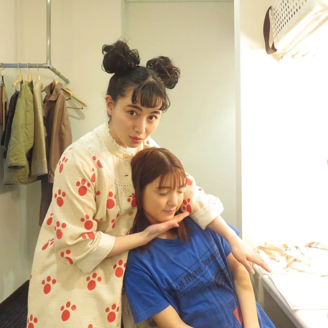 川島海荷さんのインスタグラム写真 - (川島海荷Instagram)「舞台「ぼくの名前はズッキーニ」初日あけました🥒 同じ台本を何回やっても、同じということは絶対なくて、刺激的な日々を過ごしております。この作品を届けられることの幸せを噛み締めながら、千秋楽まで突き進んでゆきます。ぜひとも！！生で演劇を観て、感じてください〜　#ぼくの名前はズッキーニ」3月1日 15時45分 - umika_kawashima