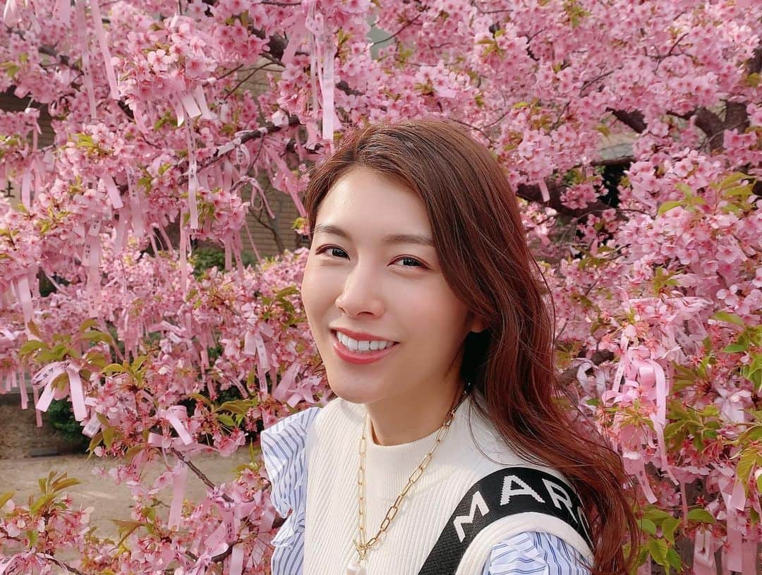 麻衣愛のインスタグラム：「3月もたくさん笑おうね☺️🌸 . #桜神宮 #桜新町 #世田谷区 #花のある暮らし#梅 #春が来た #春 #神宮 #お参り #spring #flower #fashion #smile #cherryblossom #桜 #河津桜」