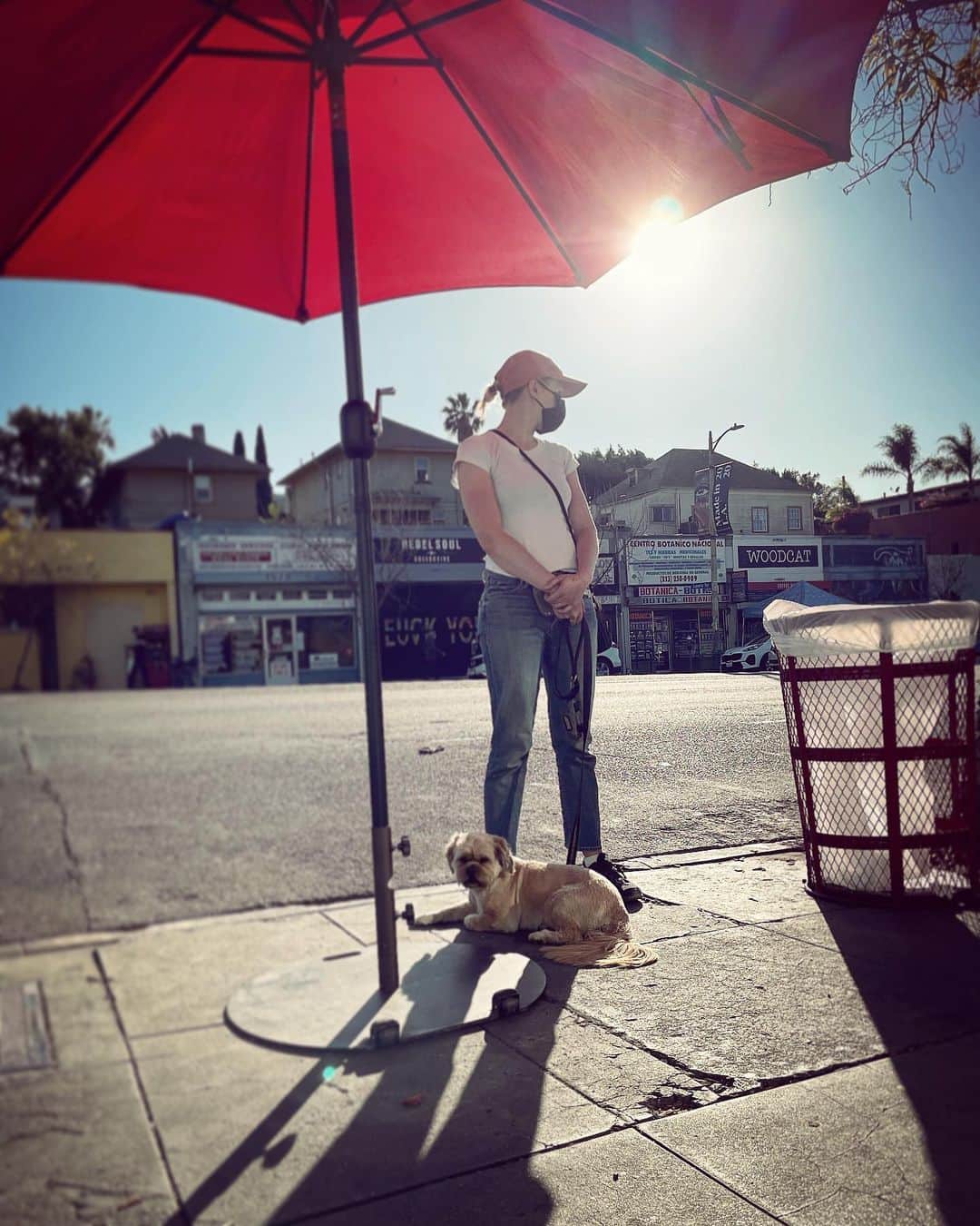 ジョシュア・レナードのインスタグラム：「Pandemic day-date with @msalisonpill」