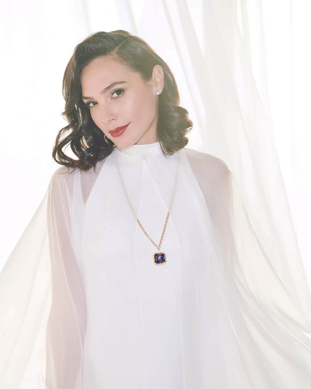 ティファニーさんのインスタグラム写真 - (ティファニーInstagram)「White hot. Actress and presenter @gal_gadot wears a never-before-seen pendant from the 2021 Blue Book Collection to the @GoldenGlobes. Dramatically plunging down the decolletage, an incredible emerald-cut bicolor zoisite of over 48 carats is wrapped in a halo of baguette diamonds and suspended from a diamond rondelle chain of over 37 total carats. #GalGadot #GoldenGlobes #TiffanyBlueBook #TiffanyAndCo」3月1日 15時54分 - tiffanyandco